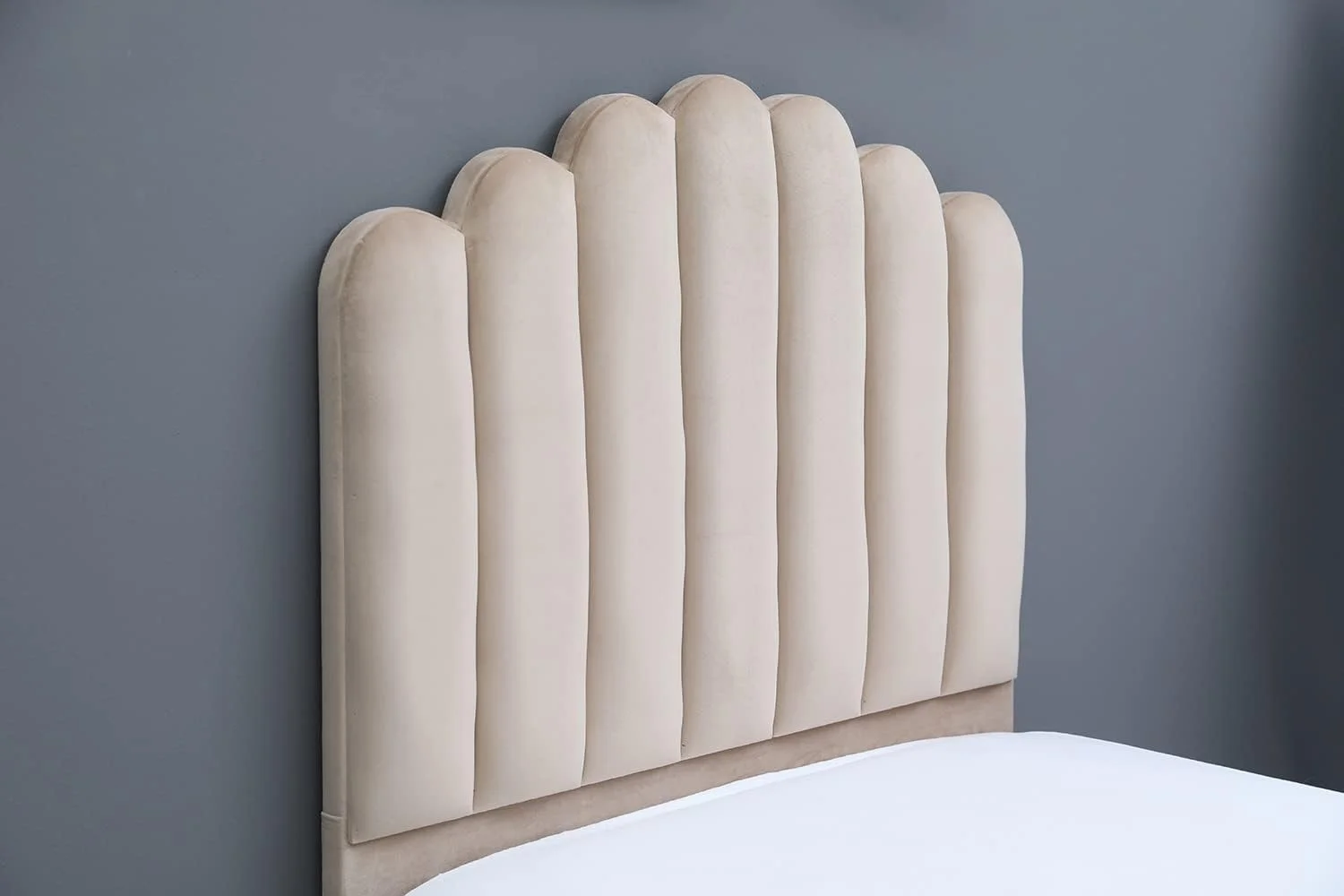 تخت یک نفره آنا از مبلمان خانگی پان امارات، مخمل، 120X200، بژ تخت یک نفره آنا از مبلمان خانگی پان امارات، مخمل، 120X200، بژ