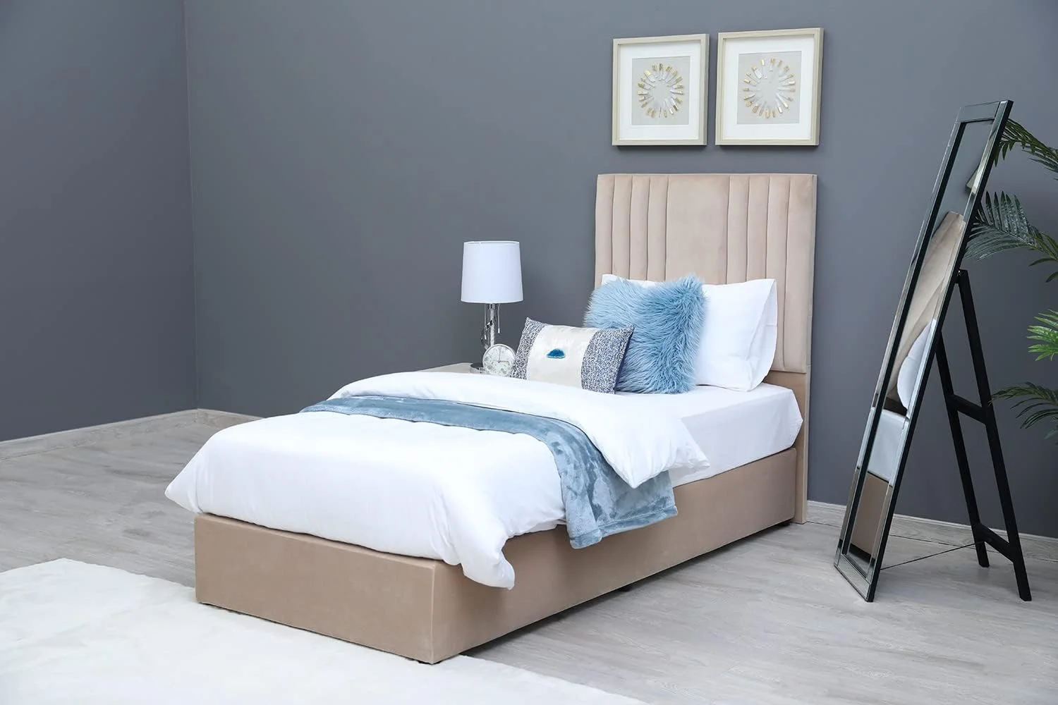 تخت یک نفره پولینا از مبلمان منزل پان امارات، مخمل 120X200 بژ تخت یک نفره پولینا از مبلمان منزل پان امارات، مخمل 120X200 بژ