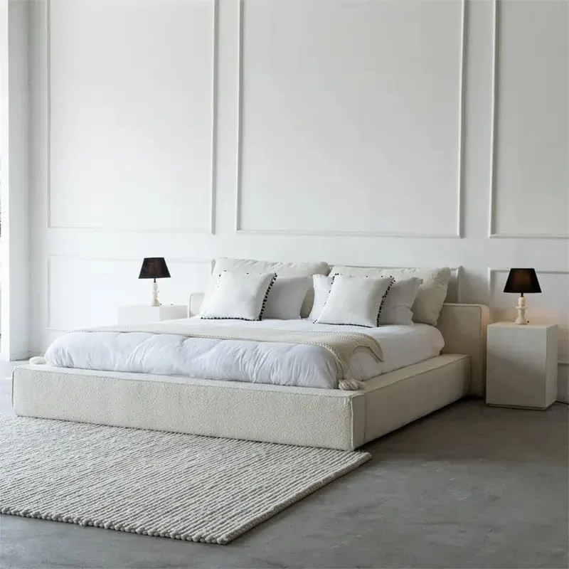 تخت خواب الیزا با پلتفرم پایین، تخت خواب با تاج کوتاه به سبک ژاپنی، تخت خواب دو نفره روکش شده با پارچه بوکله سفید | سایز تشک 180x200، تخت خواب کوتاه با روکش Hoc (120x200)