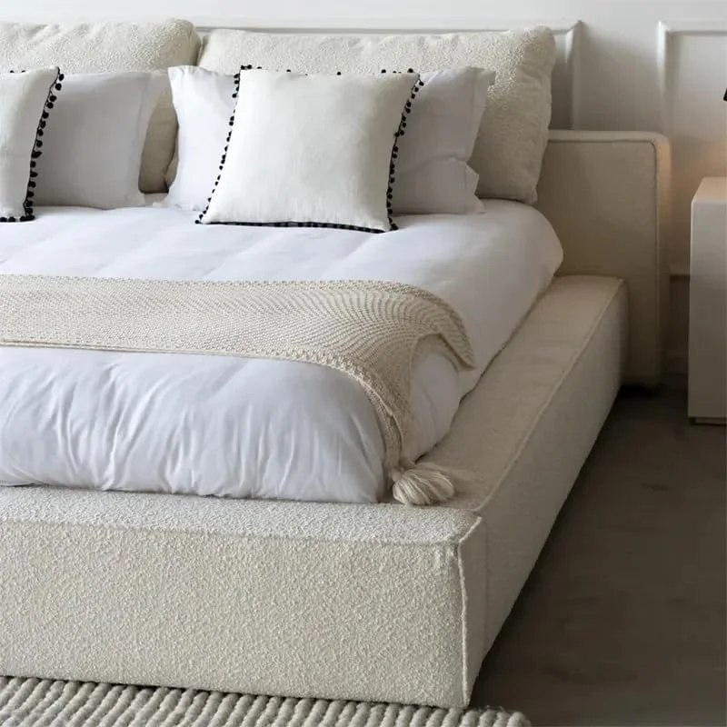 تخت خواب الیزا با پلتفرم پایین، تخت خواب با تاج کوتاه به سبک ژاپنی، تخت خواب دو نفره روکش شده با پارچه بوکله سفید | سایز تشک 180x200، تخت خواب کوتاه با روکش Hoc (120x200)