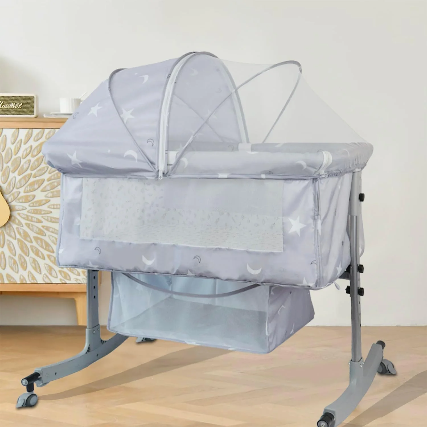 تخت نوزاد کنار تخت مادر – تخت خواب گهواره ای نوزاد با گهواره راکینگ، توری پشه بند تنفسی، شیب ضد رفلاکس، هم خوابی بدون درز، ارتفاع قابل تنظیم و سبد ذخیره سازی جادار تخت نوزاد کنار تخت مادر – تخت خواب گهواره ای نوزاد با گهواره راکینگ، توری پشه بند تنفسی، شیب ضد رفلاکس، هم خوابی بدون درز، ارتفاع قابل تنظیم و سبد ذخیره سازی جادار