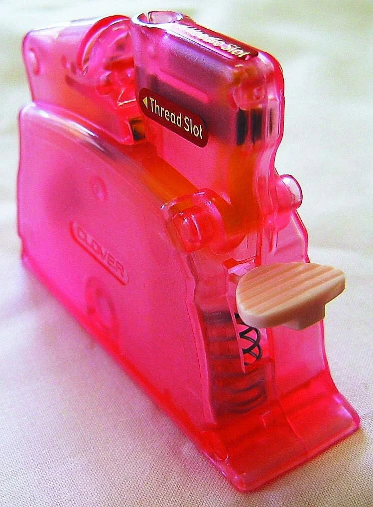 سوزن نخ کن رومیزی Clover، صورتی (4073) سوزن نخ کن رومیزی Clover، صورتی (4073)