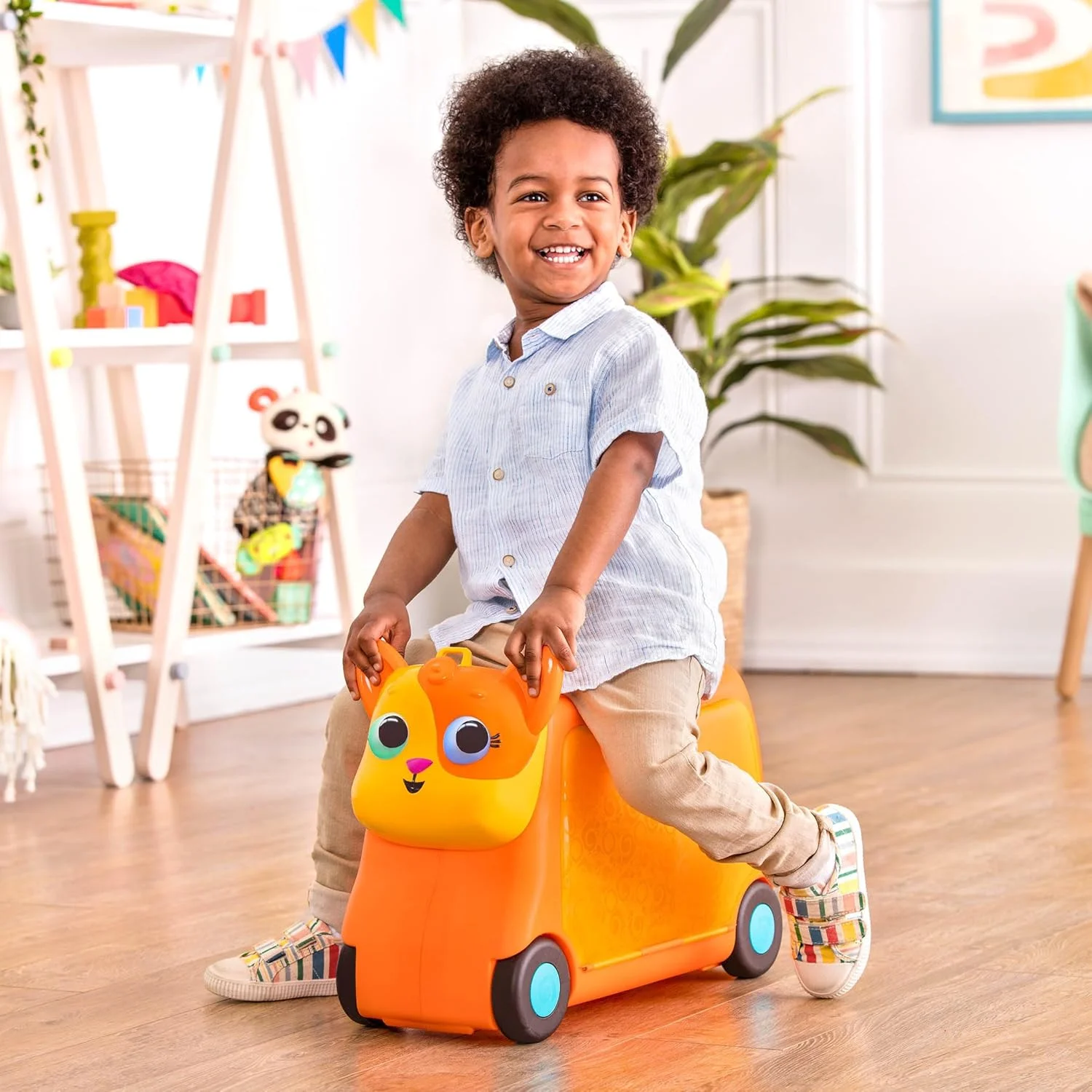 B. toys – اسباب بازی سواری – چمدان گربه ای سواری – چمدان کودک – فضای ذخیره سازی برای مسافرت – 2 سال به بالا – Gogo Ride-On - Lolo B. toys – اسباب بازی سواری – چمدان گربه ای سواری – چمدان کودک – فضای ذخیره سازی برای مسافرت – 2 سال به بالا – Gogo Ride-On - Lolo