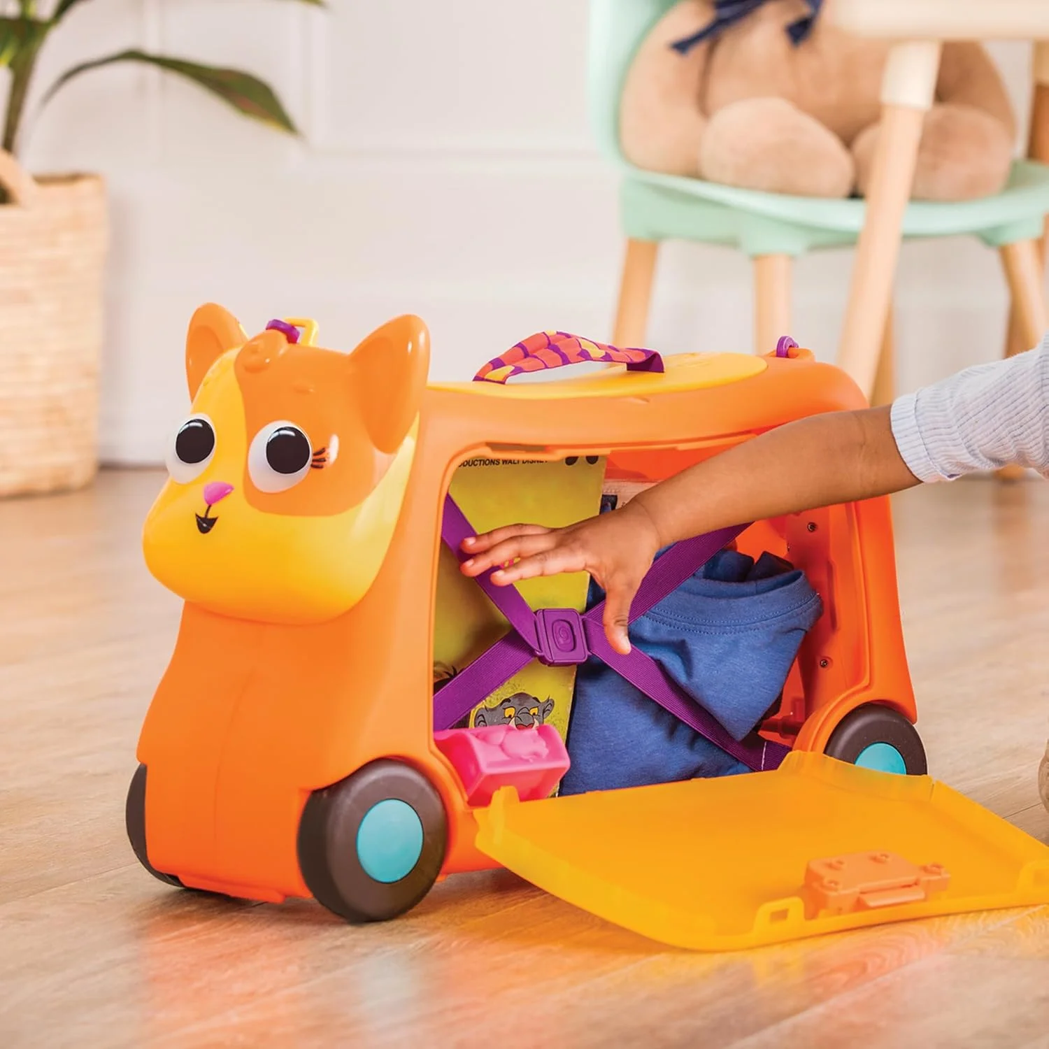 B. toys – اسباب بازی سواری – چمدان گربه ای سواری – چمدان کودک – فضای ذخیره سازی برای مسافرت – 2 سال به بالا – Gogo Ride-On - Lolo B. toys – اسباب بازی سواری – چمدان گربه ای سواری – چمدان کودک – فضای ذخیره سازی برای مسافرت – 2 سال به بالا – Gogo Ride-On - Lolo