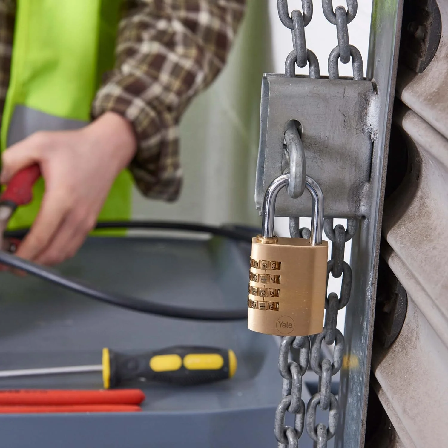 قفل رمزدار برنجی Yale Y150B/40/130/1 (40 میلی متر) - قفل فولادی داخلی برای کوله پشتی، کمد، جعبه ابزار - قفل 3 شماره ای با 1000 ترکیب - امنیت استاندارد