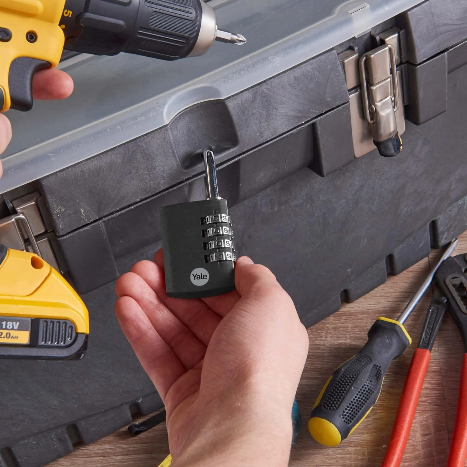 قفل آویز ترکیبی آلومینیومی 38 میلی متری استاندارد Yale - مدل YE3CB/38/131/1/BK - مشکی - دارای حلقه فولادی سخت کاری شده باز - قفل ترکیبی 4 شماره ای