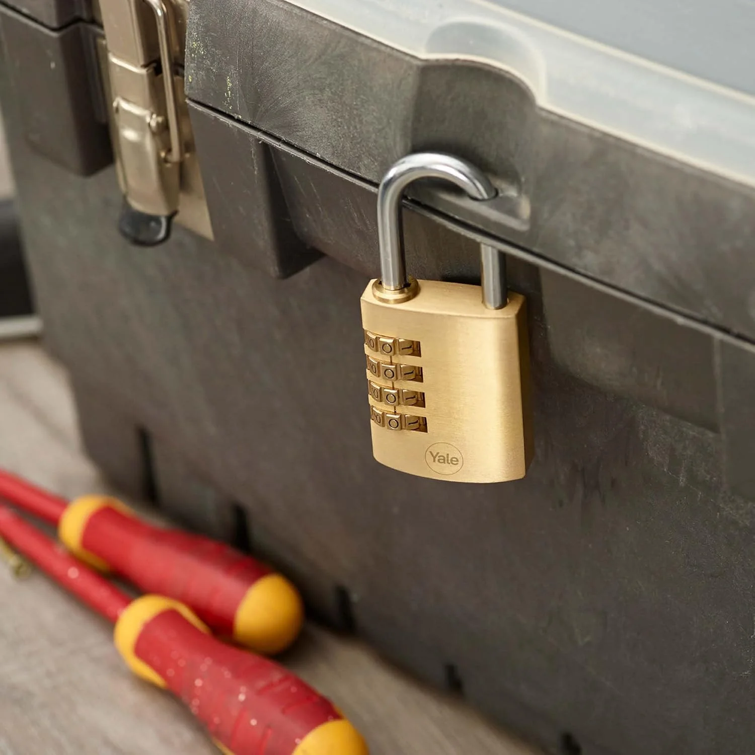 قفل رمزدار برنجی Yale Y150B/40/130/1 (40 میلی متر) - قفل فولادی داخلی برای کوله پشتی، کمد، جعبه ابزار - قفل 3 شماره ای با 1000 ترکیب - امنیت استاندارد