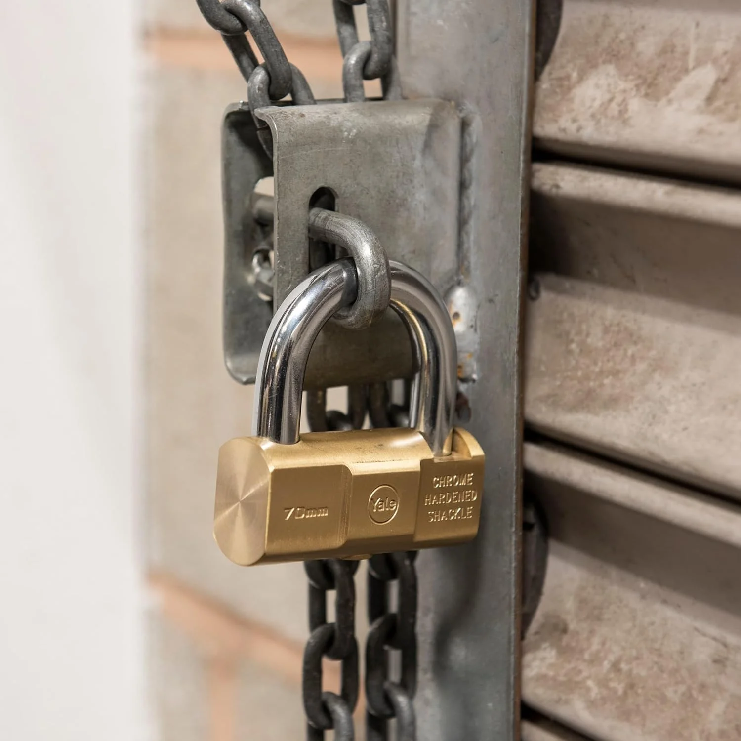 قفل آویز برنجی چکش خور ییل، 60 میلی متر، امنیت بالا، ضد خوردگی، ضد برش، مناسب برای استفاده در فضای باز، حلقه فولادی سخت کاری شده، قفل دوبل، 3 کلید، Y2/60/129/1 قفل آویز برنجی چکش خور ییل، 60 میلی متر، امنیت بالا، ضد خوردگی، ضد برش، مناسب برای استفاده در فضای باز، حلقه فولادی سخت کاری شده، قفل دوبل، 3 کلید، Y2/60/129/1