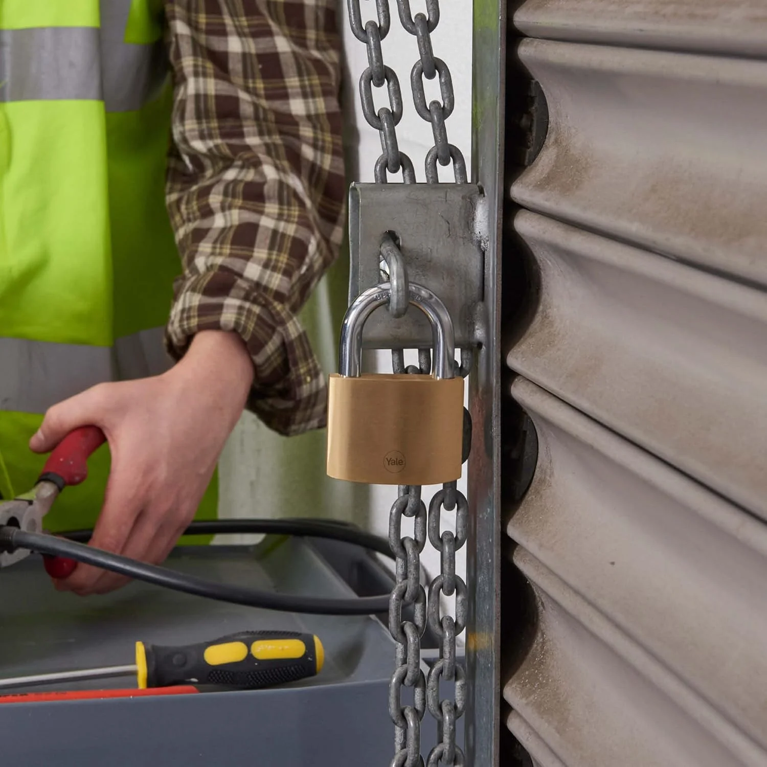 قفل آویز برنجی استاندارد Yale، 50 میلی متر، مقاوم در برابر خوردگی، دارای حلقه فولادی سخت شده فنری، مناسب برای استفاده در محیط های داخلی، قفل دوبل، 3 کلید، Y110B/50/126/1