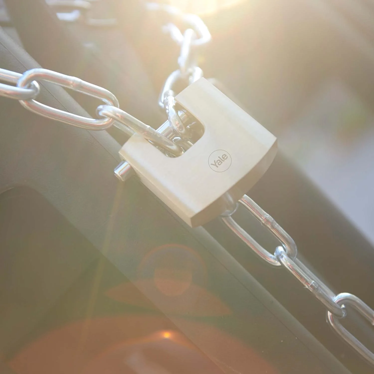 قفل برنجی ایمنی بالا 70 میلی متری کرکره ای Yale - Y114B/70/113/1 - دارای میله فولادی سخت شده - 3 کلید