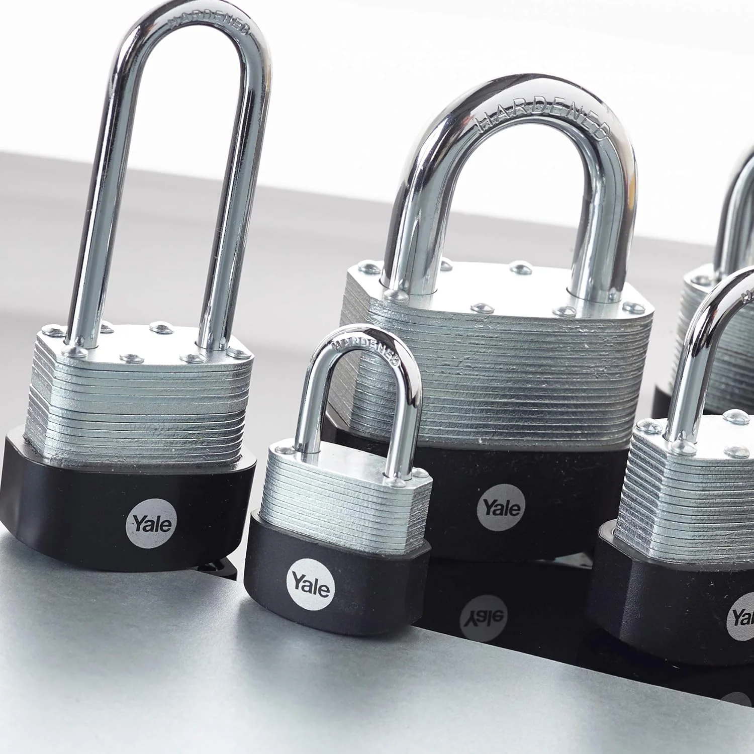 قفل آویز فولادی لمینت شده 40 میلی متری با امنیت بالا Yale - Y125B/40/163/1 - میله فولادی سخت کاری شده بلند - 3 کلید قفل آویز فولادی لمینت شده 40 میلی متری با امنیت بالا Yale - Y125B/40/163/1 - میله فولادی سخت کاری شده بلند - 3 کلید