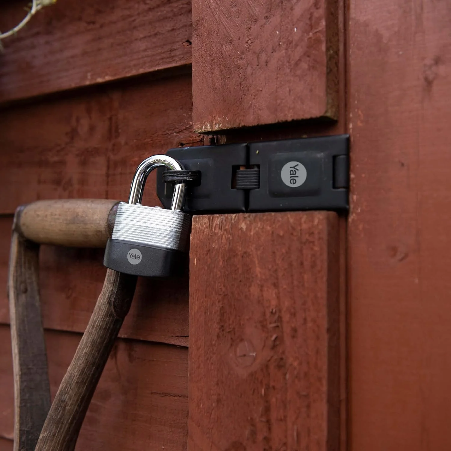 قفل آویز فولادی ورقه ای ضد آب Yale Y127B/45/125/1 (45 میلی متر) - قفل سخت شده بورون برای فضای باز، مناسب برای سوله، دروازه، گاراژ، زنجیر - 3 کلید - حداکثر امنیت