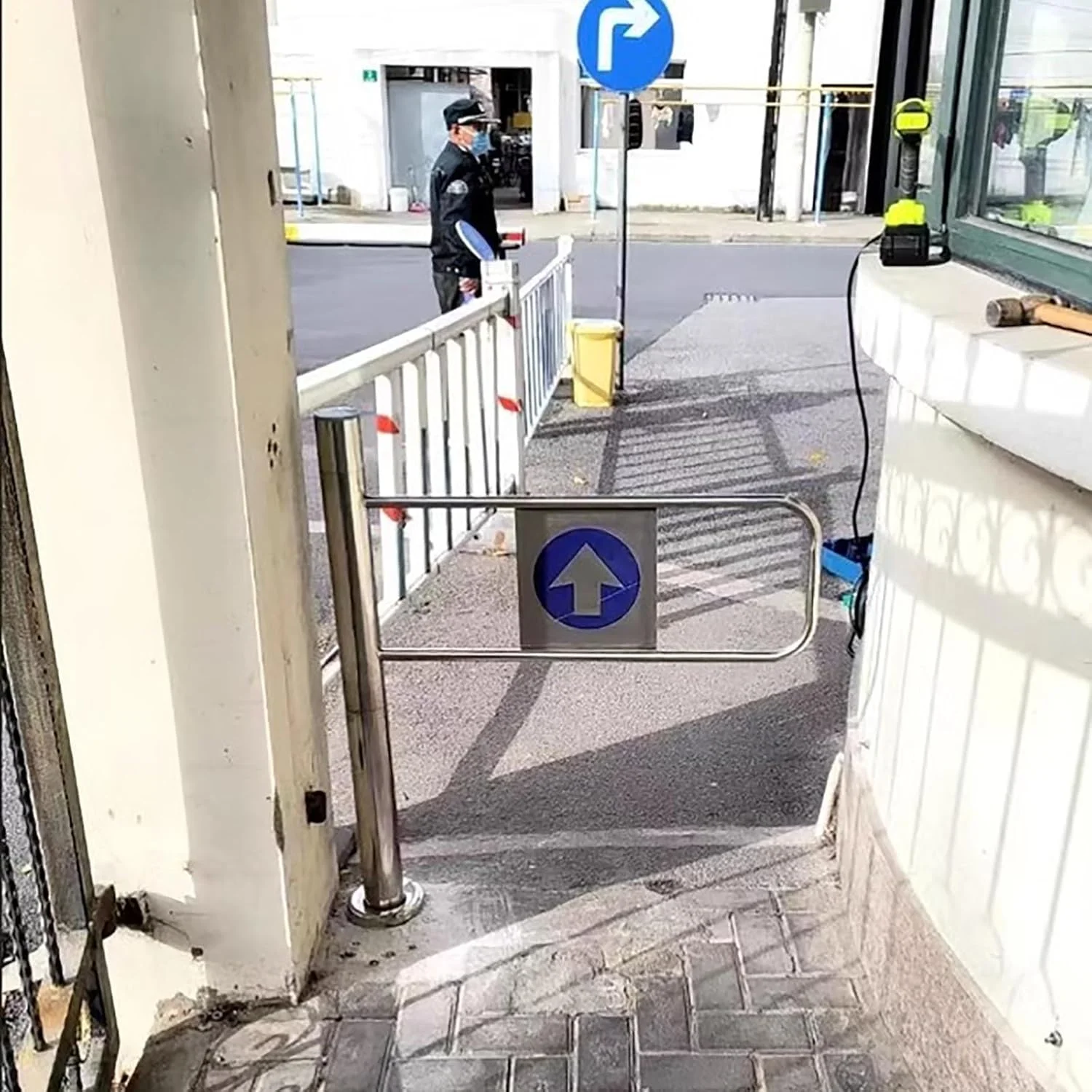 درب گردان تک لنگه دستی استیل 90 سانتی متری، درب ورودی برگشتی اتوماتیک برای مغازه ها و راه حل ورودی کاربردی، کنترل دسترسی فشاری درب گردان تک لنگه دستی استیل 90 سانتی متری، درب ورودی برگشتی اتوماتیک برای مغازه ها و راه حل ورودی کاربردی، کنترل دسترسی فشاری