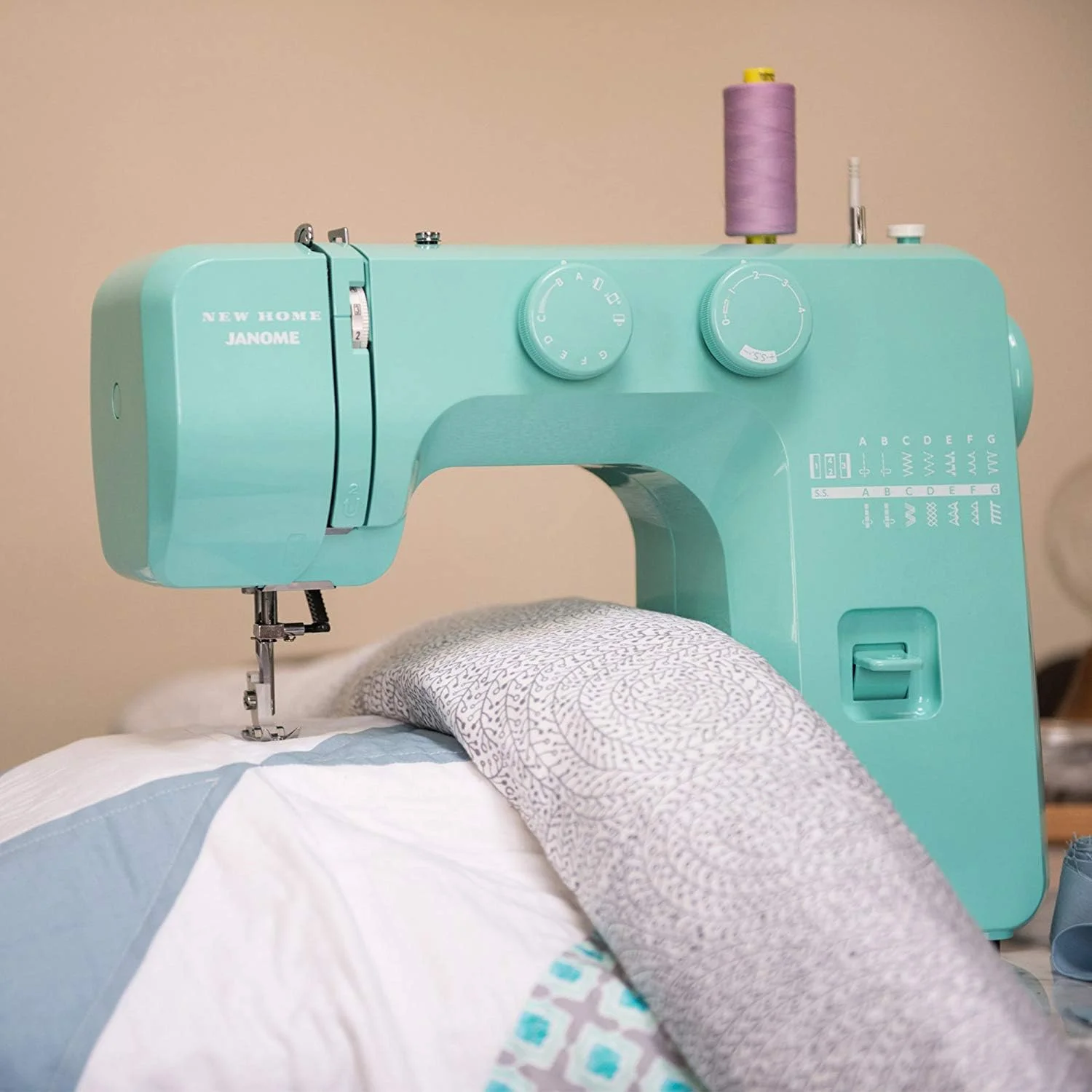 چرخ خیاطی Janome Arctic Crystal با کاربری آسان، دارای قاب فلزی داخلی، نمودار ماسوره، ویدیوهای آموزشی، ساخته شده با در نظر گرفتن مبتدیان!، آبی