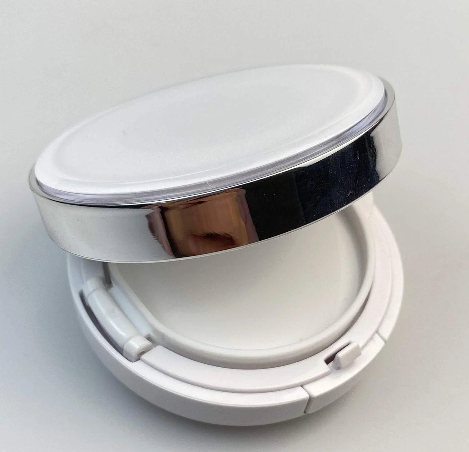 ظرف پودر آرایشی لوکس سفید با لبه نقره ای ASTRQLE، 15 گرم، 0.5 اونس، همراه با پد هوا، پد پودری اسفنجی و ظرف داخلی اضافی برای کرم BB و فونداسیون ظرف پودر آرایشی لوکس سفید با لبه نقره ای ASTRQLE، 15 گرم، 0.5 اونس، همراه با پد هوا، پد پودری اسفنجی و ظرف داخلی اضافی برای کرم BB و فونداسیون