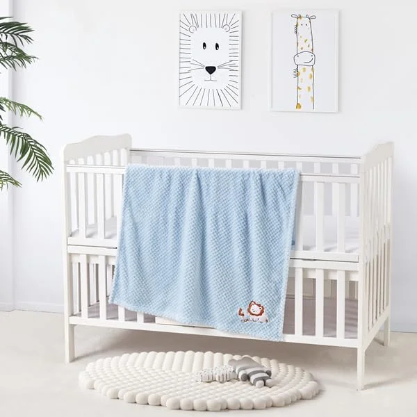 سبد هدیه نوزادی کرونت به همراه دو عدد پتو، یک پتو امنیتی، یک تگی و یک کیف روبان دار (آبی)