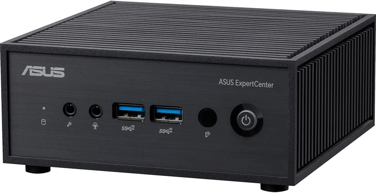 سیستم مینی پی سی بدون فن ایسوس ExpertCenter PN42 با پردازنده چهار هسته ای N100، رم 4 گیگابایتی، اس اس دی 128 گیگابایتی M.2، وای فای 6E، پشتیبانی از سه نمایشگر 4K، یک پورت LAN، dTPM، و ویندوز 11 پرو