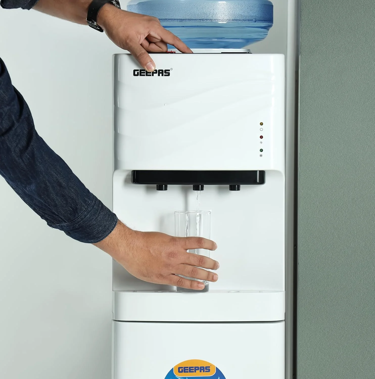 آبسردکن با یخچال | مخزن آب استیل ضد زنگ با خنک کننده کمپرسور و 3 شیر، گرم، معمولی و سرد | مجهز به دکمه ایمنی کودک GWD8355 سفید