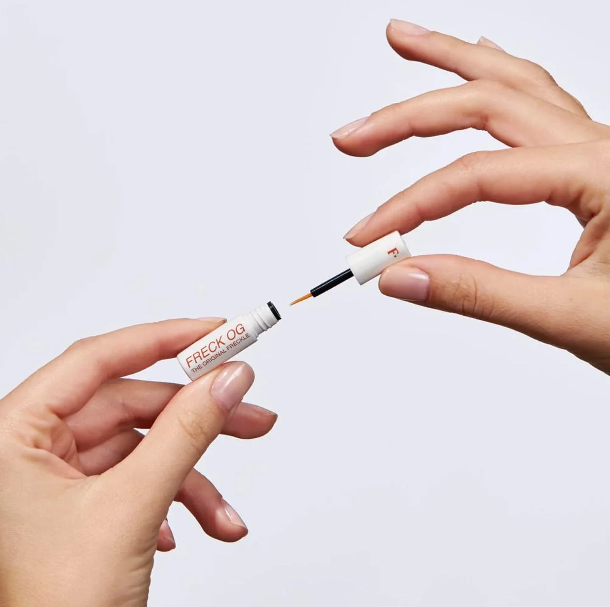 فرکل بیوتی، قلم ایجاد کک و مک طبیعی، سایز مینی (مسافرتی)، با قابلیت ایجاد پوشش دلخواه و ماندگاری بالا، فرمولاسیون وگان و مناسب برای انواع رنگ پوست (FRECK OG)