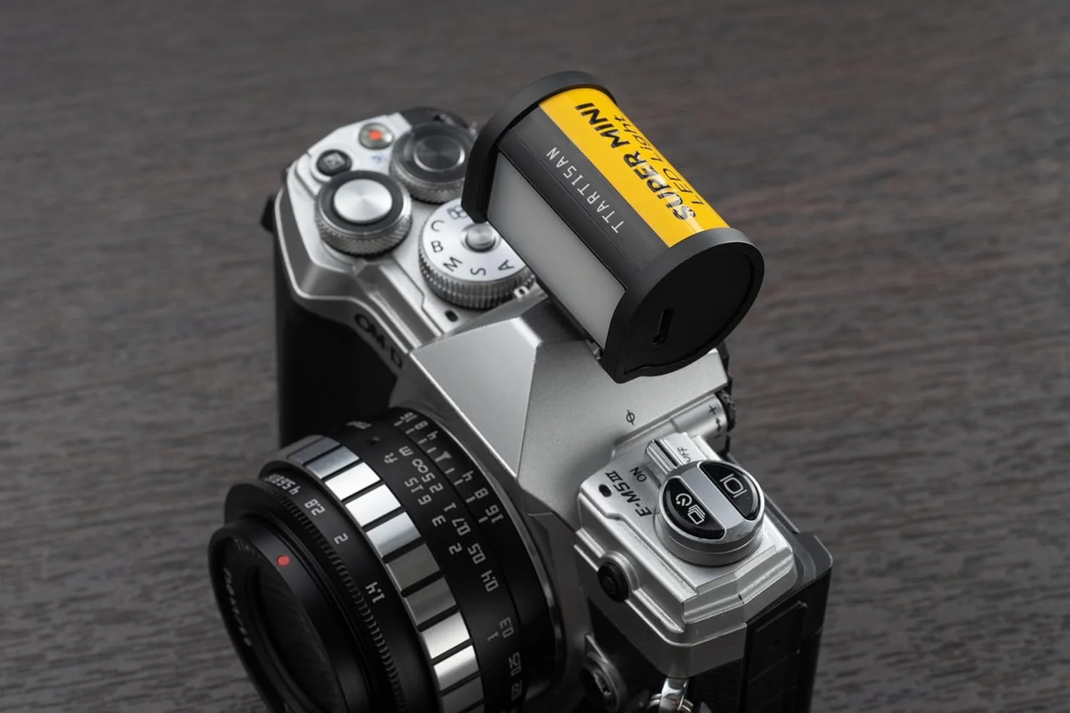 چراغ LED سوپر مینی مغناطیسی قابل شارژ TTArtisan با طراحی رترو و مانت کفشک سرد