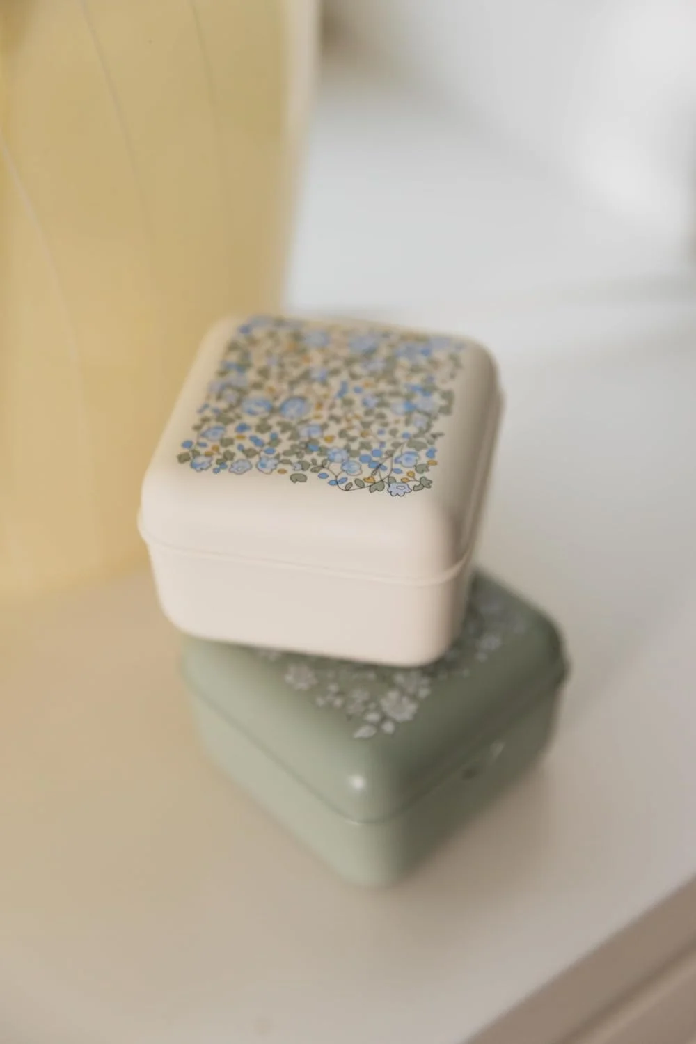 جعبه پستانک بیبز BIBS x Liberty طرح Eloise Ivory جعبه پستانک بیبز BIBS x Liberty طرح Eloise Ivory