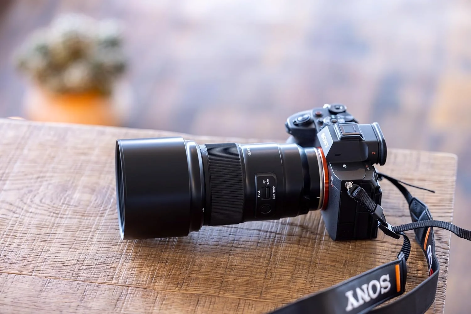لنز تامرون 90 میلیمتر F/2.8 Di III Macro VXD برای Sony E-Mount لنز تامرون 90 میلیمتر F/2.8 Di III Macro VXD برای Sony E-Mount