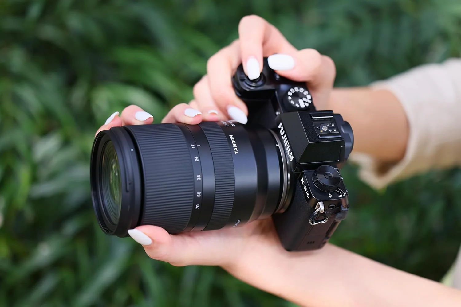 لنز زوم Tamron 17-70mm F/2.8 Di III-A VC RXD برای دوربینهای بدون آینه APS-C فوجیفیلم، نسخه مشکی امارات لنز زوم Tamron 17-70mm F/2.8 Di III-A VC RXD برای دوربینهای بدون آینه APS-C فوجیفیلم، نسخه مشکی امارات