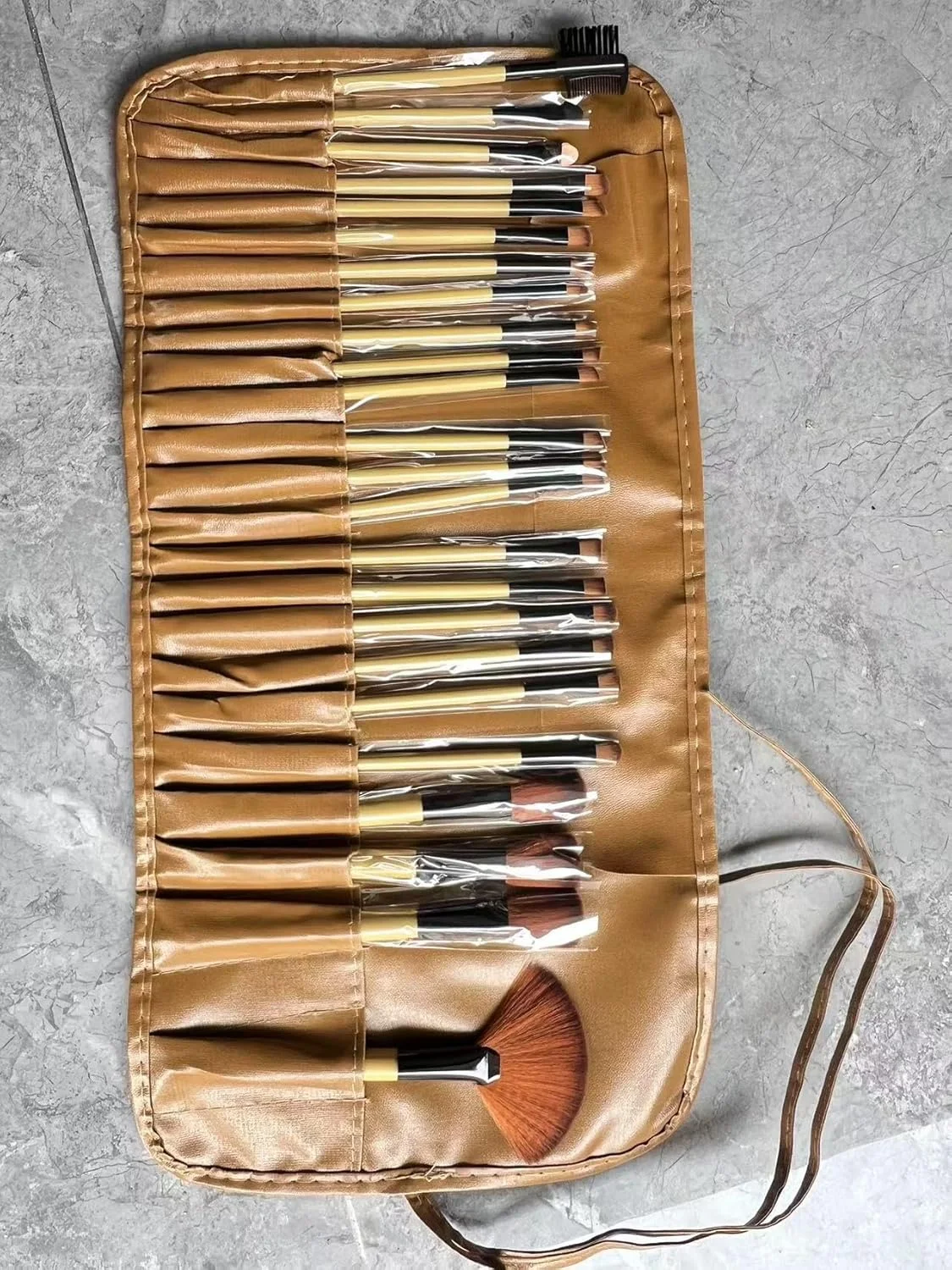 ست برس آرایشی نامزی 24 تکه، برس های آرایشی ممتاز مصنوعی برای کرم پودر، کانسیلر، سایه چشم، رژگونه، رنگ چوب به همراه کیف نگهداری مشکی