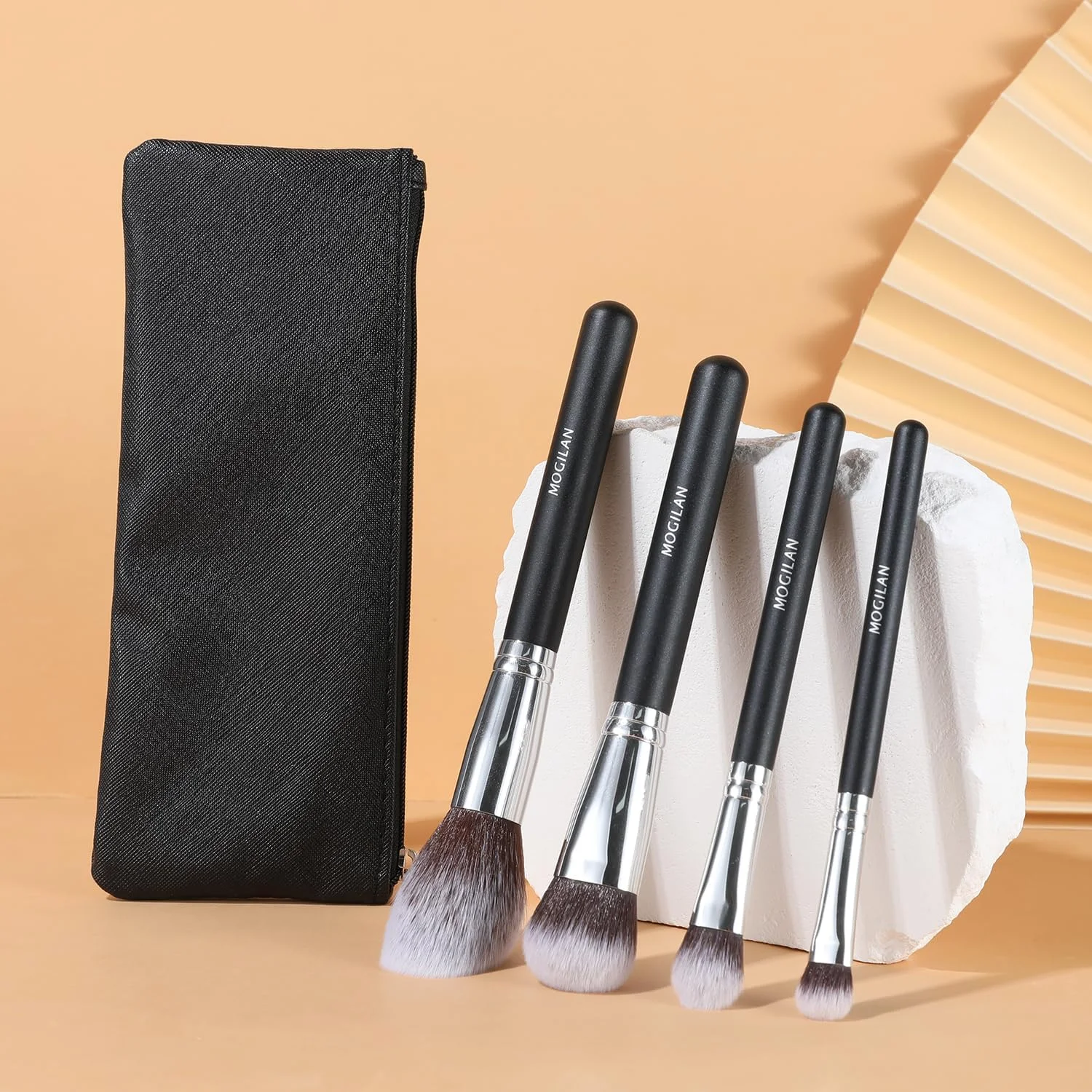 ست برس آرایشی موگیلان 4 تکه، برس های آرایشی حرفه ای برای کرم پودر، رژگونه، سایه چشم و ترکیب کانسیلر زیر چشم - کیت لوازم آرایشی قابل حمل با کیف مسافرتی مشکی برای تجدید آرایش روزانه