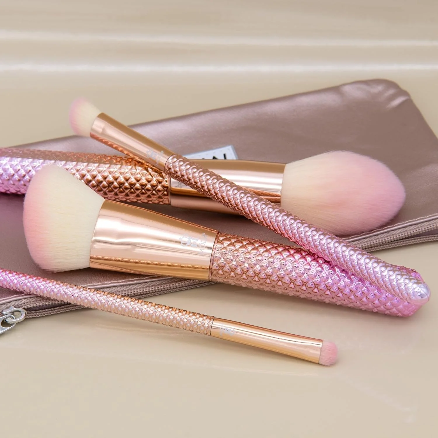 ست کامل براش آرایشی 5 تکه رز متالیک Moda Royal & Langnickel با کیف، شامل براش های پودر گرد، کابوکی زاویه دار، سایه زن زاویه دار و پخش کننده، رز آمبر، MSET-RCK4