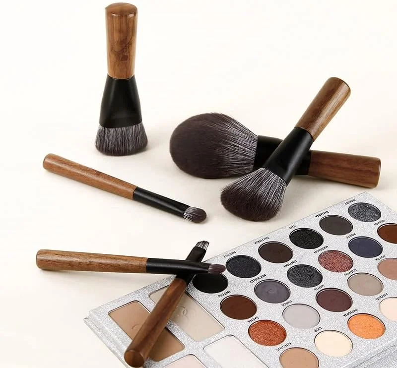 ست برس آرایشی مینی 6 عددی با دسته چوبی، شامل برس رژگونه، برس چشم، خط چشم، پودر و کرم پودر، ابزار آرایشی