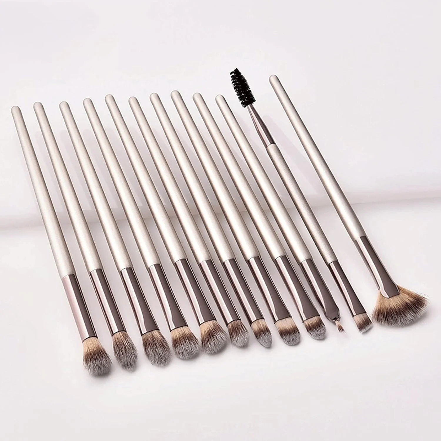 ست برس آرایشی 12 عددی شامل برس سایه چشم، مژه، ابرو، ترکیب کننده و خط چشم با دسته چوبی ست برس آرایشی 12 عددی شامل برس سایه چشم، مژه، ابرو، ترکیب کننده و خط چشم با دسته چوبی