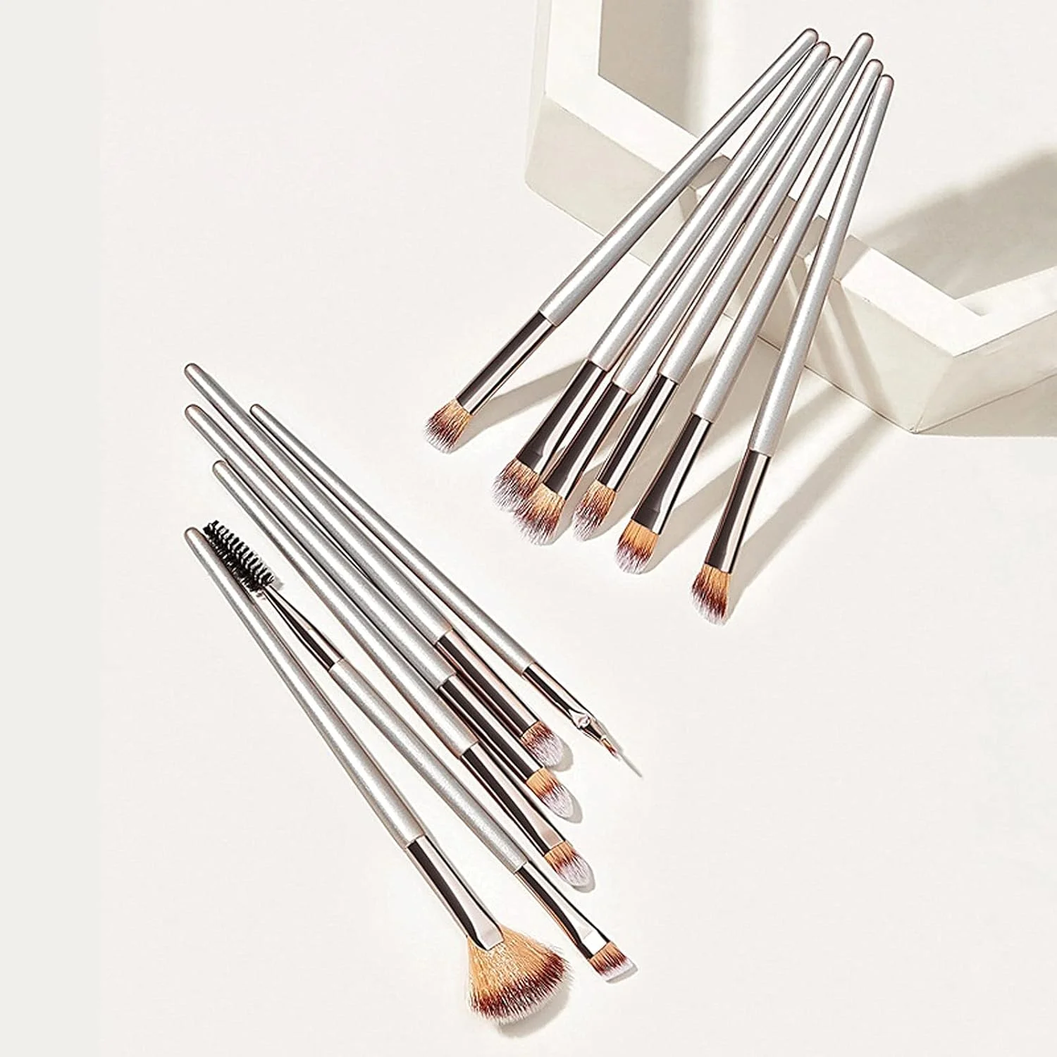 ست برس آرایشی 12 عددی شامل برس سایه چشم، مژه، ابرو، ترکیب کننده و خط چشم با دسته چوبی ست برس آرایشی 12 عددی شامل برس سایه چشم، مژه، ابرو، ترکیب کننده و خط چشم با دسته چوبی