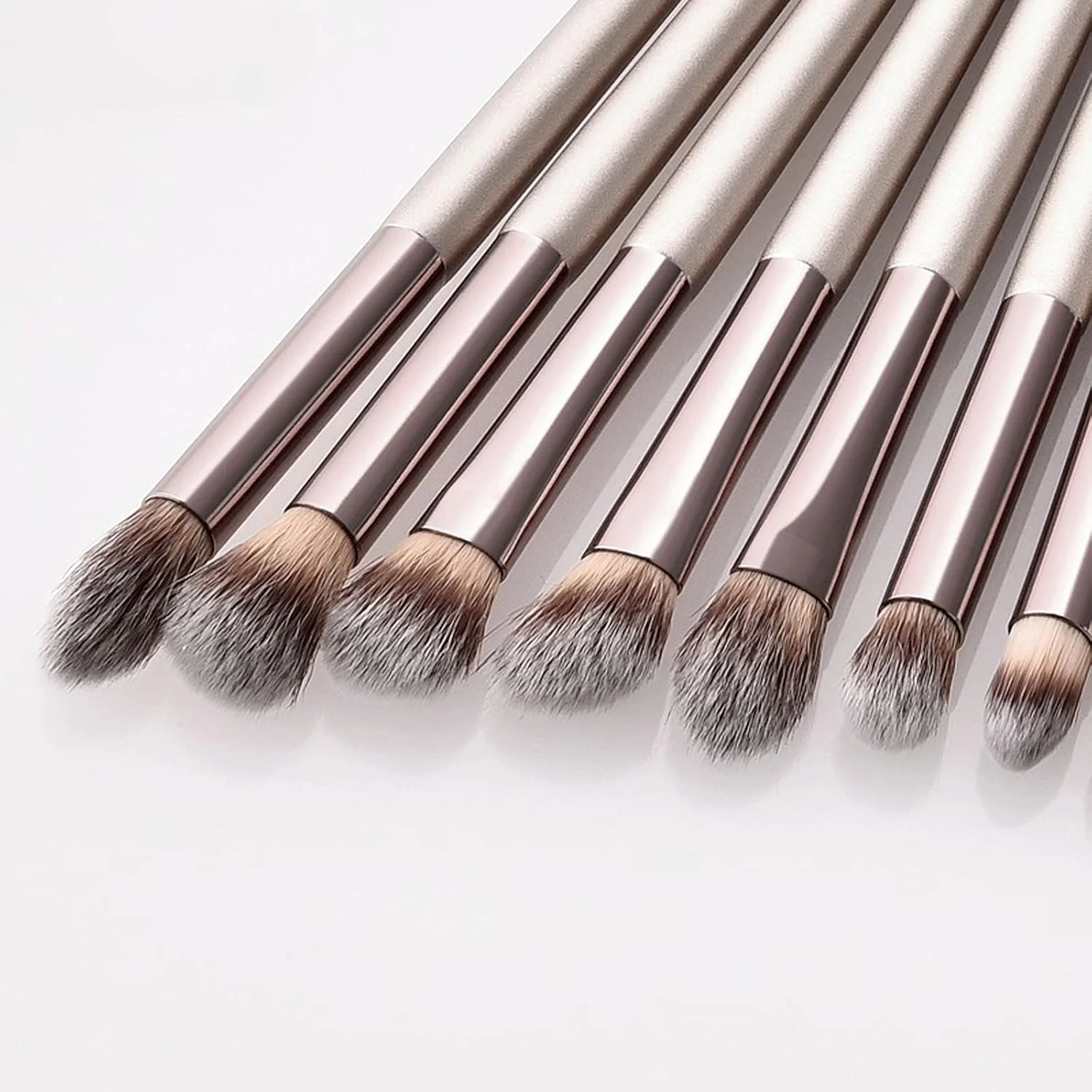 ست برس آرایشی 12 عددی شامل برس سایه چشم، مژه، ابرو، ترکیب کننده و خط چشم با دسته چوبی ست برس آرایشی 12 عددی شامل برس سایه چشم، مژه، ابرو، ترکیب کننده و خط چشم با دسته چوبی