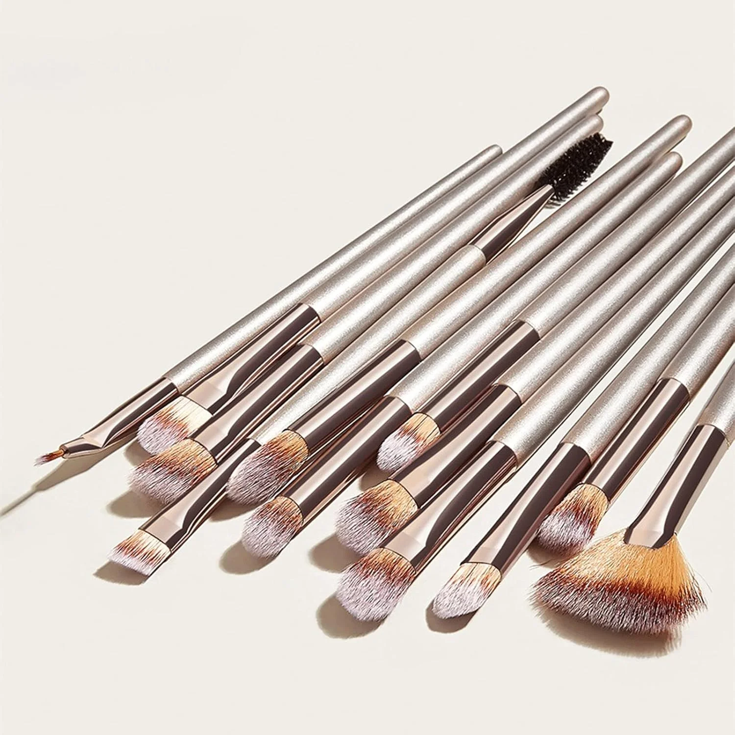 ست برس آرایشی 12 عددی شامل برس سایه چشم، مژه، ابرو، ترکیب کننده و خط چشم با دسته چوبی ست برس آرایشی 12 عددی شامل برس سایه چشم، مژه، ابرو، ترکیب کننده و خط چشم با دسته چوبی