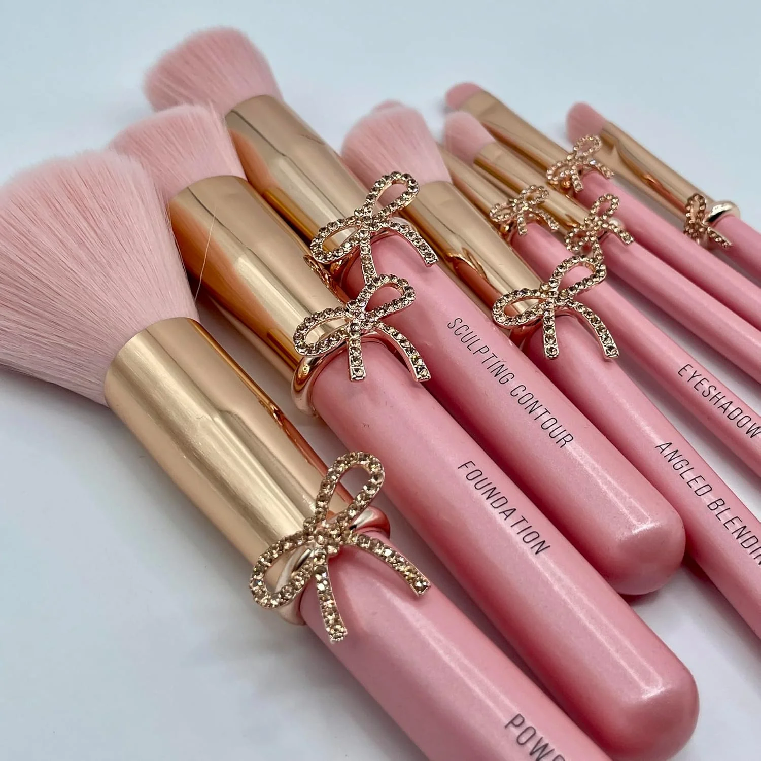 ست براش آرایشی پاپیونی LUXAPE – ست 9 تکه صورتی به سبک کوکت با پاپیون طلایی و کیف نگهداری – براش های زیبا، دخترانه، نرم و مناسب مبتدیان برای کرم پودر، کانتور، سایه چشم و موارد دیگر