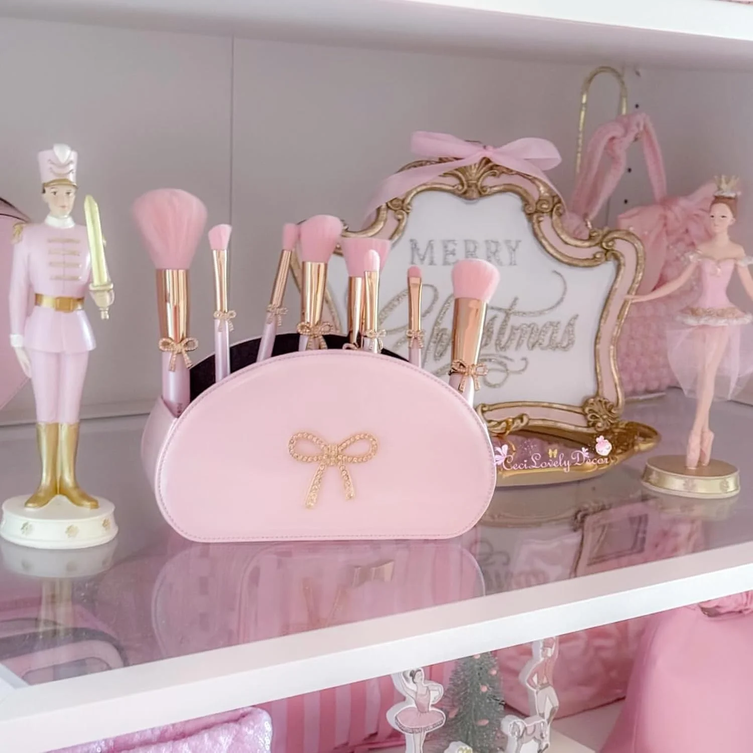 ست براش آرایشی پاپیونی LUXAPE – ست 9 تکه صورتی به سبک کوکت با پاپیون طلایی و کیف نگهداری – براش های زیبا، دخترانه، نرم و مناسب مبتدیان برای کرم پودر، کانتور، سایه چشم و موارد دیگر