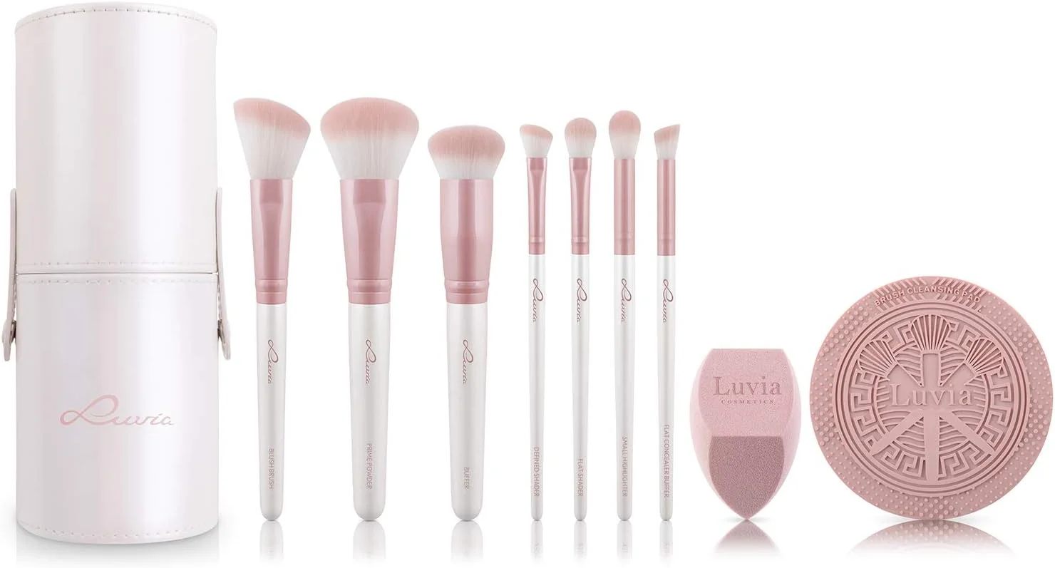 ست براش آرایشی گیاهی لuvia Cosmetics Prime Candy Pro، شامل 7 براش آرایشی به همراه محفظه نگهداری براش، اسفنج بلندر و مت تمیز کننده براش، با رنگ های صدفی و صورتی مرواریدی ست براش آرایشی گیاهی لuvia Cosmetics Prime Candy Pro، شامل 7 براش آرایشی به همراه محفظه نگهداری براش، اسفنج بلندر و مت تمیز کننده براش، با رنگ های صدفی و صورتی مرواریدی