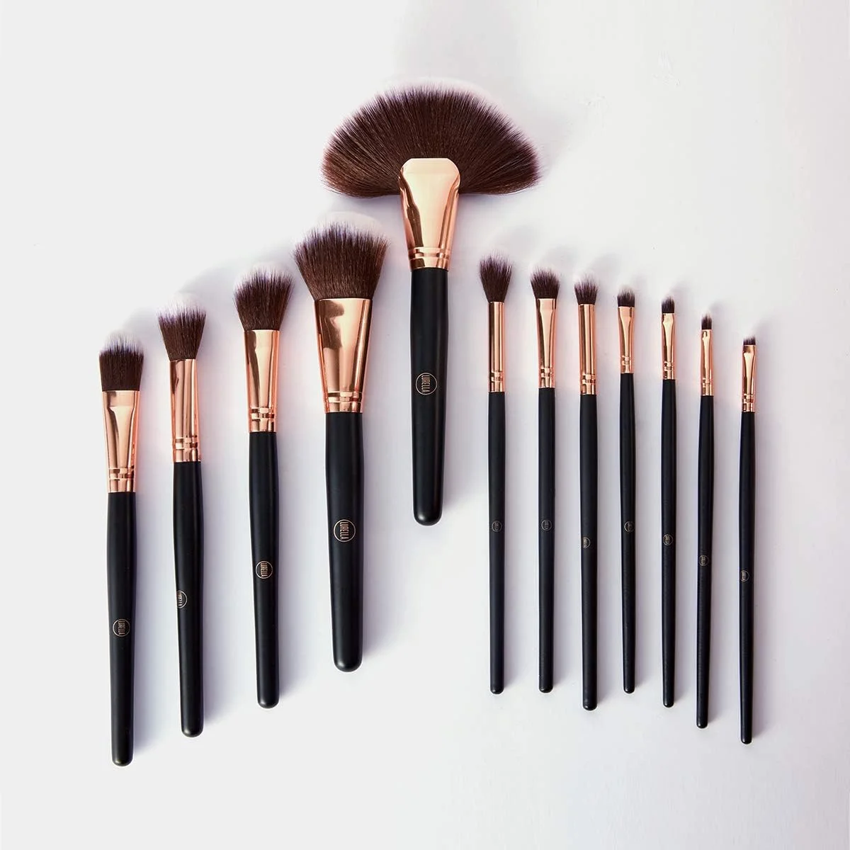 ست براش آرایشی لورلا کازمتیکس Stay Glam: مجموعه 12 عددی براش ضروری آرایش، ساخته شده با موهای مصنوعی فوق العاده نرم، و شامل کیف مسافرتی مشکی. مناسب و آسان برای استفاده روزانه آرایش. ست براش آرایشی لورلا کازمتیکس Stay Glam: مجموعه 12 عددی براش ضروری آرایش، ساخته شده با موهای مصنوعی فوق العاده نرم، و شامل کیف مسافرتی مشکی. مناسب و آسان برای استفاده روزانه آرایش.