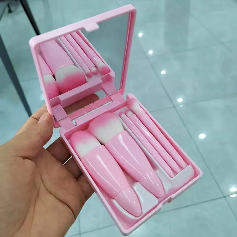 مجموعه برس آرایشی مسافرتی کوچک LIKE 2 STORE® با آینه، مجموعه کامل برس های آرایشی 5 تکه مناسب برای استفاده در کرم پودر صورت، پودر، کانسیلر، ابرو، سایه چشم، رژگونه و برق لب مجموعه برس آرایشی مسافرتی کوچک LIKE 2 STORE® با آینه، مجموعه کامل برس های آرایشی 5 تکه مناسب برای استفاده در کرم پودر صورت، پودر، کانسیلر، ابرو، سایه چشم، رژگونه و برق لب