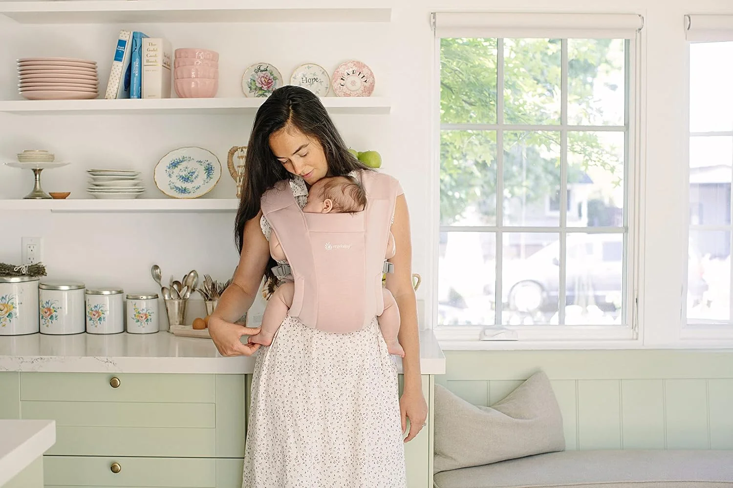 آغوشی نوزاد ارگوبِیبی Embrace، فوق العاده نرم و ارگونومیک با پشتیبانی از سر، صورتی گلگون مناسب برای نوزادان از بدو تولد آغوشی نوزاد ارگوبِیبی Embrace، فوق العاده نرم و ارگونومیک با پشتیبانی از سر، صورتی گلگون مناسب برای نوزادان از بدو تولد