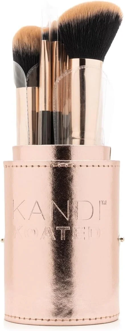 ست برس آرایشی Kandi Koated با کیف مسافرتی چرم مصنوعی [رزگلد]، کیت برس آرایشی مصنوعی با عبارات تاکیدی روزانه از Kandi Burruss | بدون تست حیوانی | زیبایی و آرایش