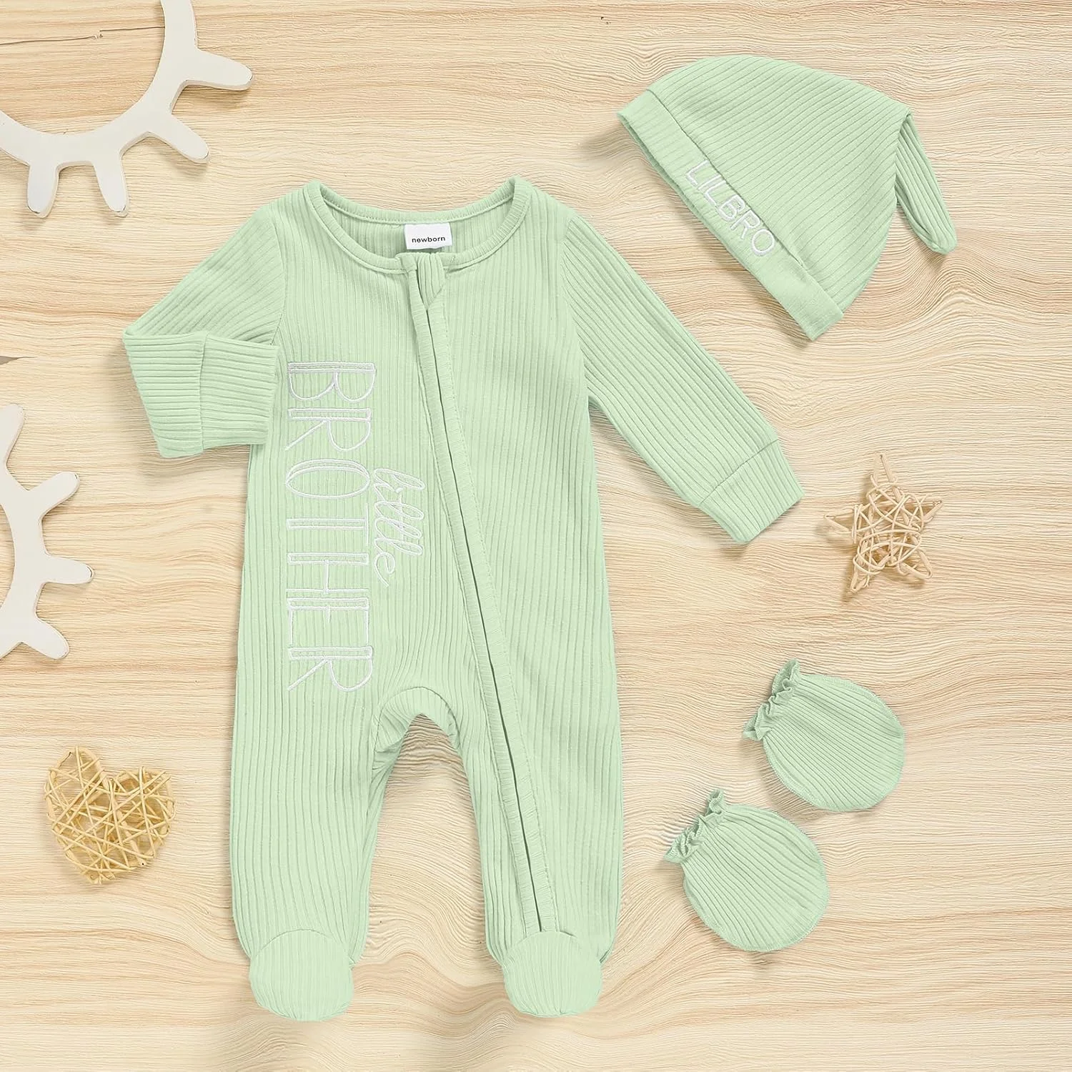 لباس های پاییزی و زمستانی نوزاد پسر، سرهمی زیپ دار با گلدوزی حروف به همراه کلاه و دستکش لباس های پاییزی و زمستانی نوزاد پسر، سرهمی زیپ دار با گلدوزی حروف به همراه کلاه و دستکش