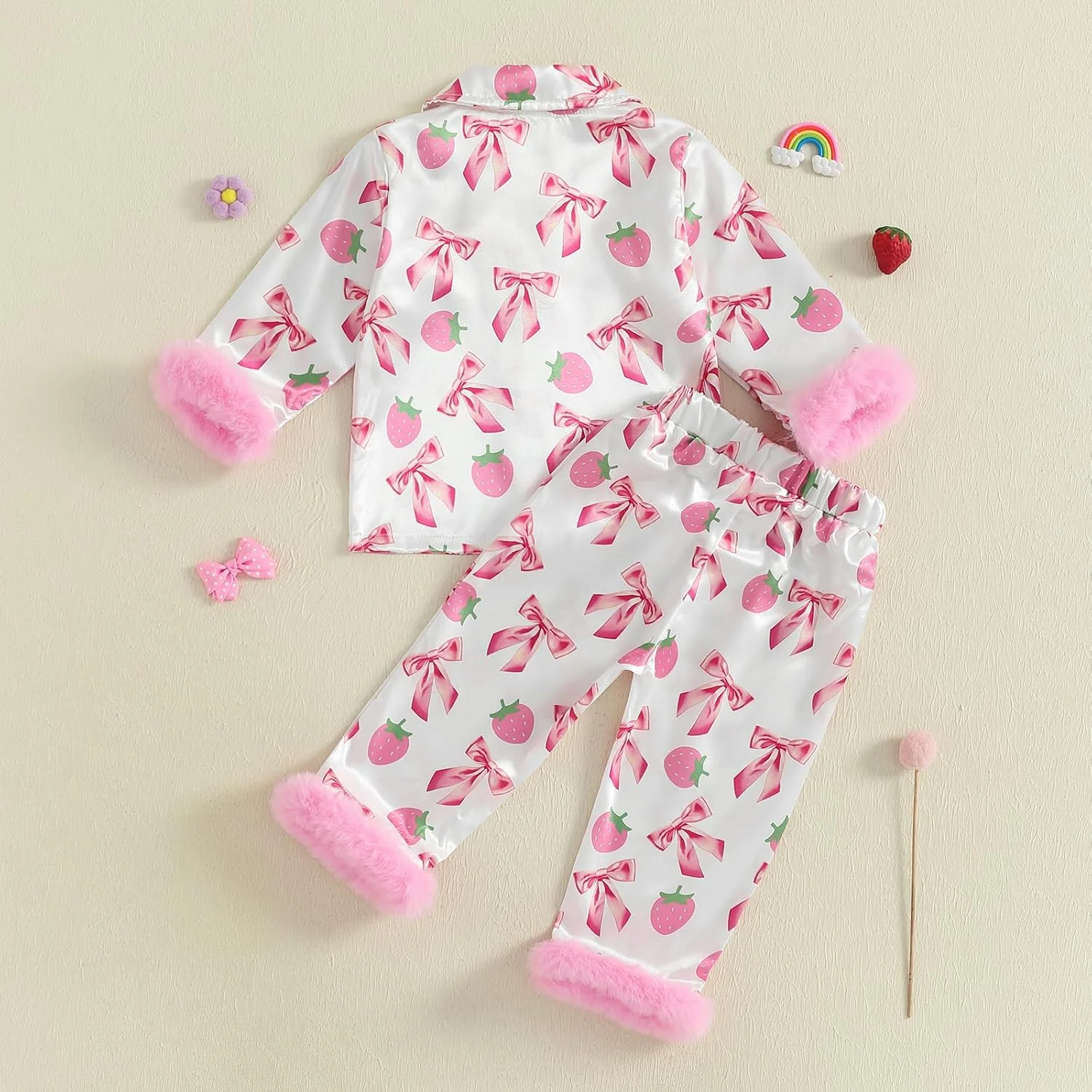 ست لباس خواب ساتن دخترانه MAHUAOYIXI با تزئین پر، آستین بلند، یقه برگردان، پاپیون، پیراهن طرح توت فرنگی دکمه دار، تاپ و شلوار الاستیک، لباس خواب و راحتی 2 تکه