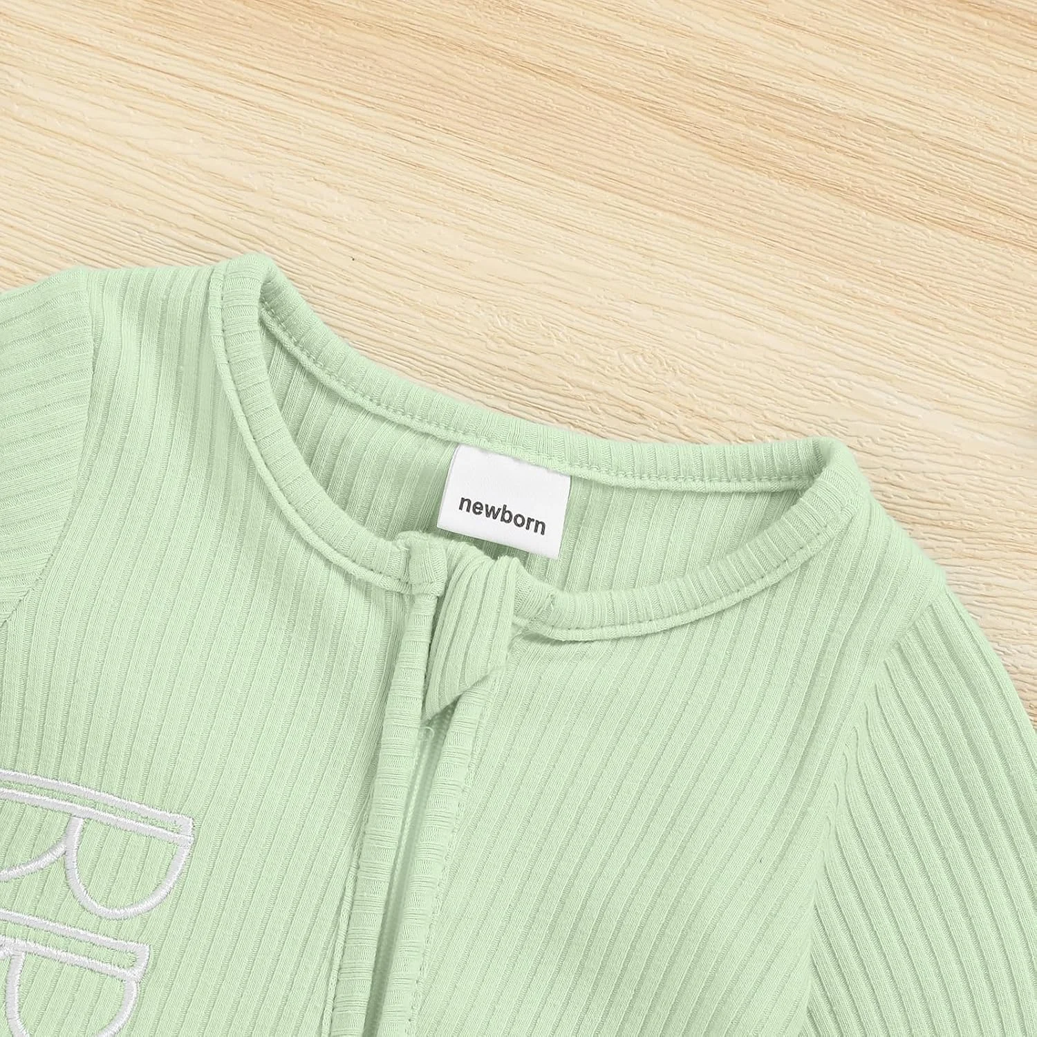 لباس های پاییزی و زمستانی نوزاد پسر، سرهمی زیپ دار با گلدوزی حروف به همراه کلاه و دستکش لباس های پاییزی و زمستانی نوزاد پسر، سرهمی زیپ دار با گلدوزی حروف به همراه کلاه و دستکش