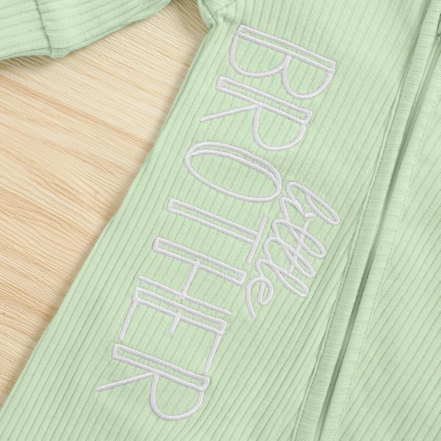 لباس های پاییزی و زمستانی نوزاد پسر، سرهمی زیپ دار با گلدوزی حروف به همراه کلاه و دستکش لباس های پاییزی و زمستانی نوزاد پسر، سرهمی زیپ دار با گلدوزی حروف به همراه کلاه و دستکش