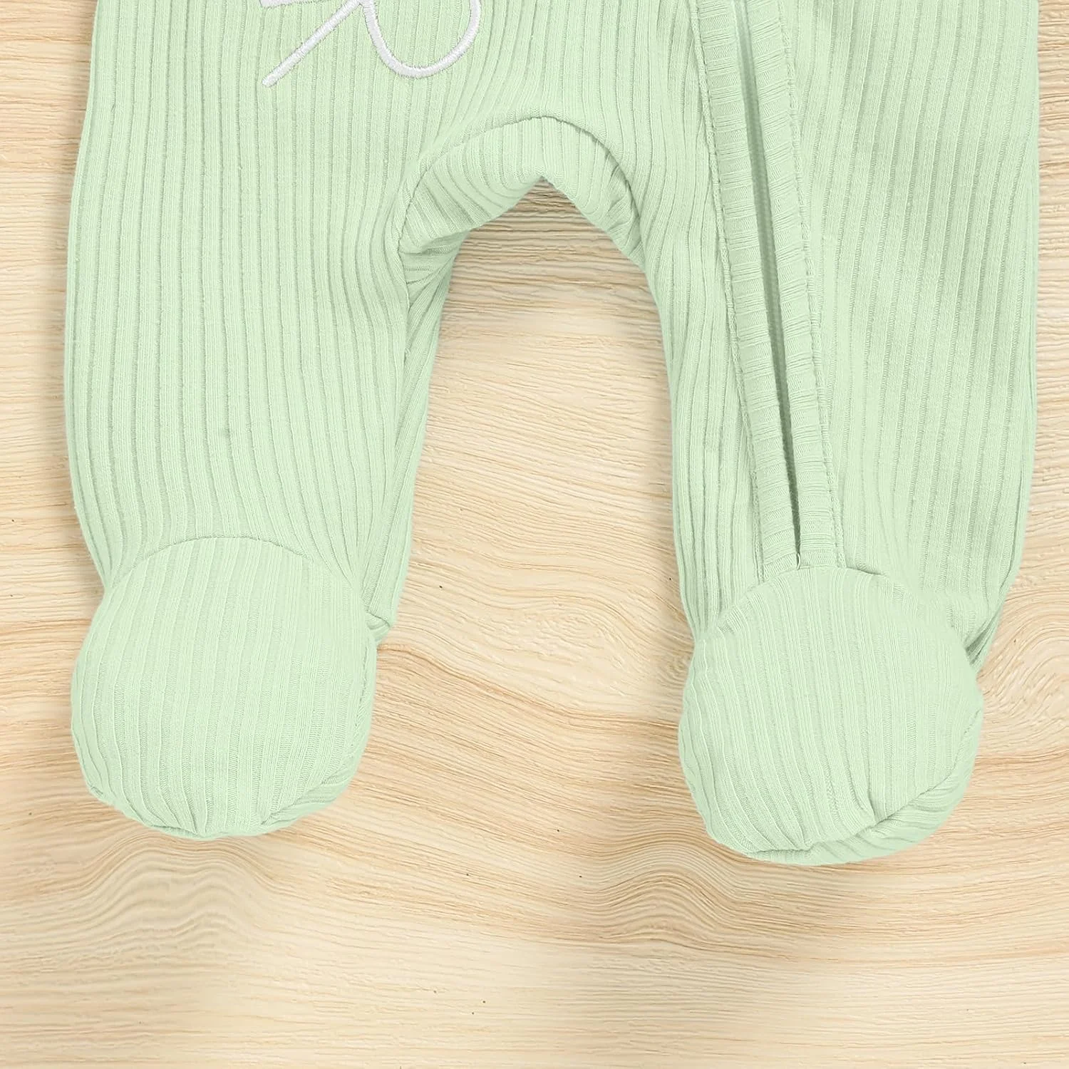 لباس های پاییزی و زمستانی نوزاد پسر، سرهمی زیپ دار با گلدوزی حروف به همراه کلاه و دستکش لباس های پاییزی و زمستانی نوزاد پسر، سرهمی زیپ دار با گلدوزی حروف به همراه کلاه و دستکش