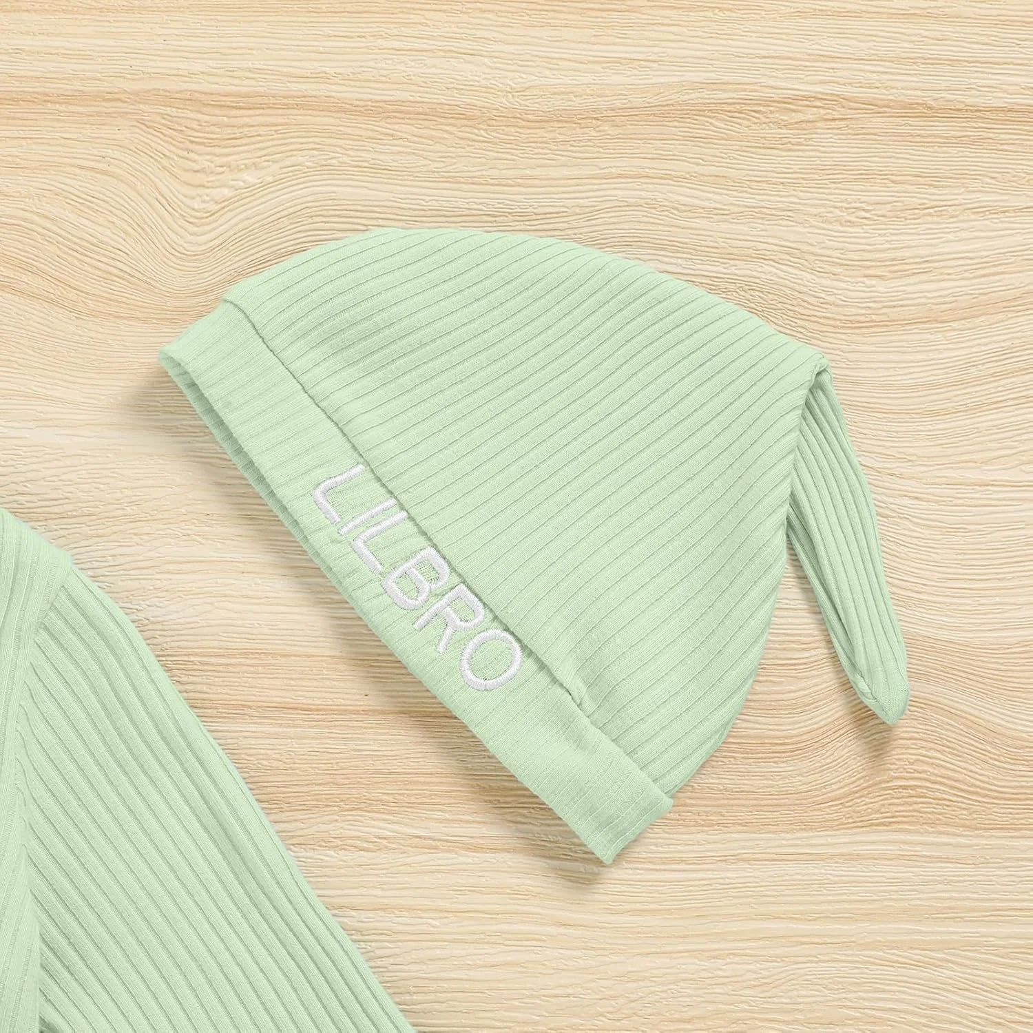 لباس های پاییزی و زمستانی نوزاد پسر، سرهمی زیپ دار با گلدوزی حروف به همراه کلاه و دستکش لباس های پاییزی و زمستانی نوزاد پسر، سرهمی زیپ دار با گلدوزی حروف به همراه کلاه و دستکش