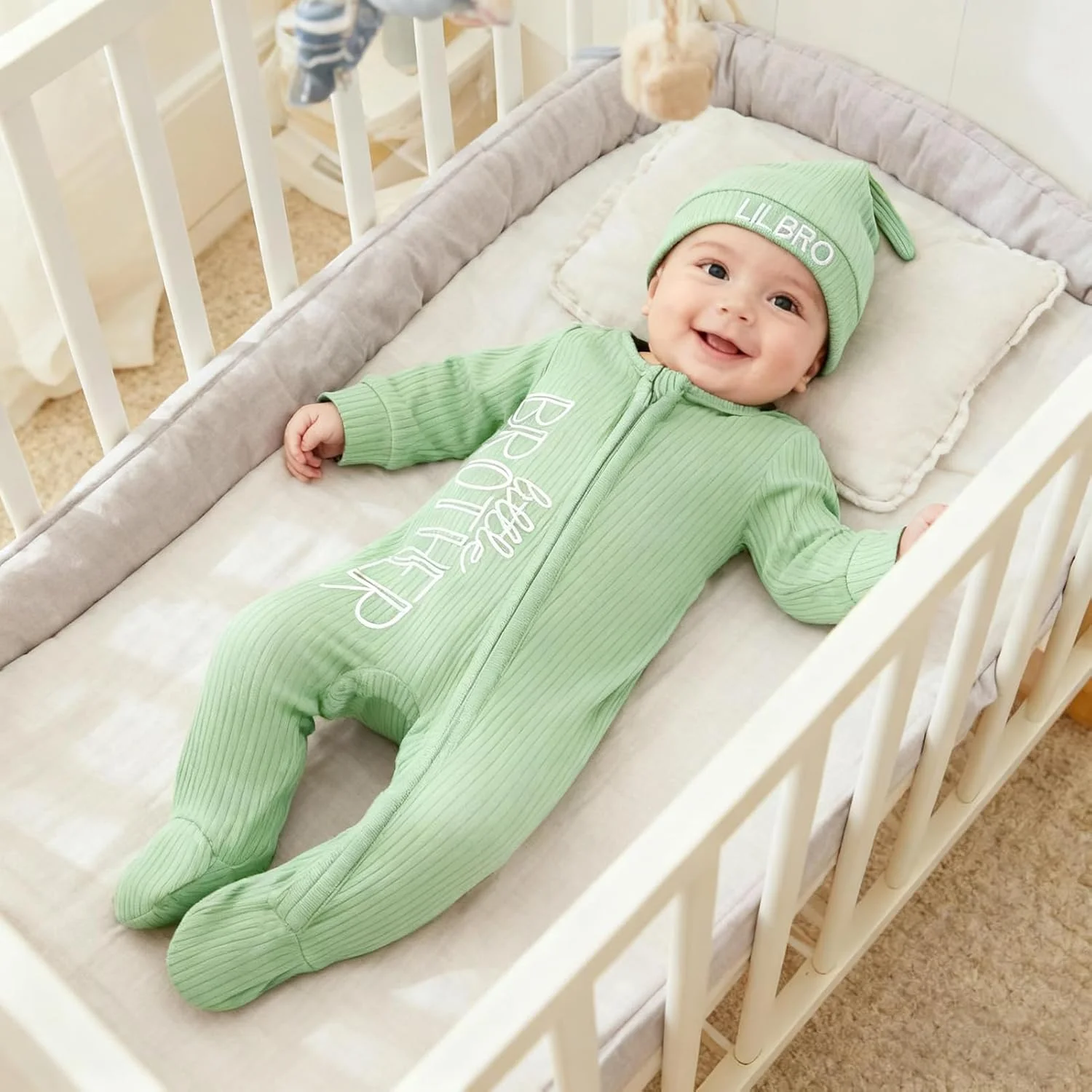 لباس های پاییزی و زمستانی نوزاد پسر، سرهمی زیپ دار با گلدوزی حروف به همراه کلاه و دستکش لباس های پاییزی و زمستانی نوزاد پسر، سرهمی زیپ دار با گلدوزی حروف به همراه کلاه و دستکش