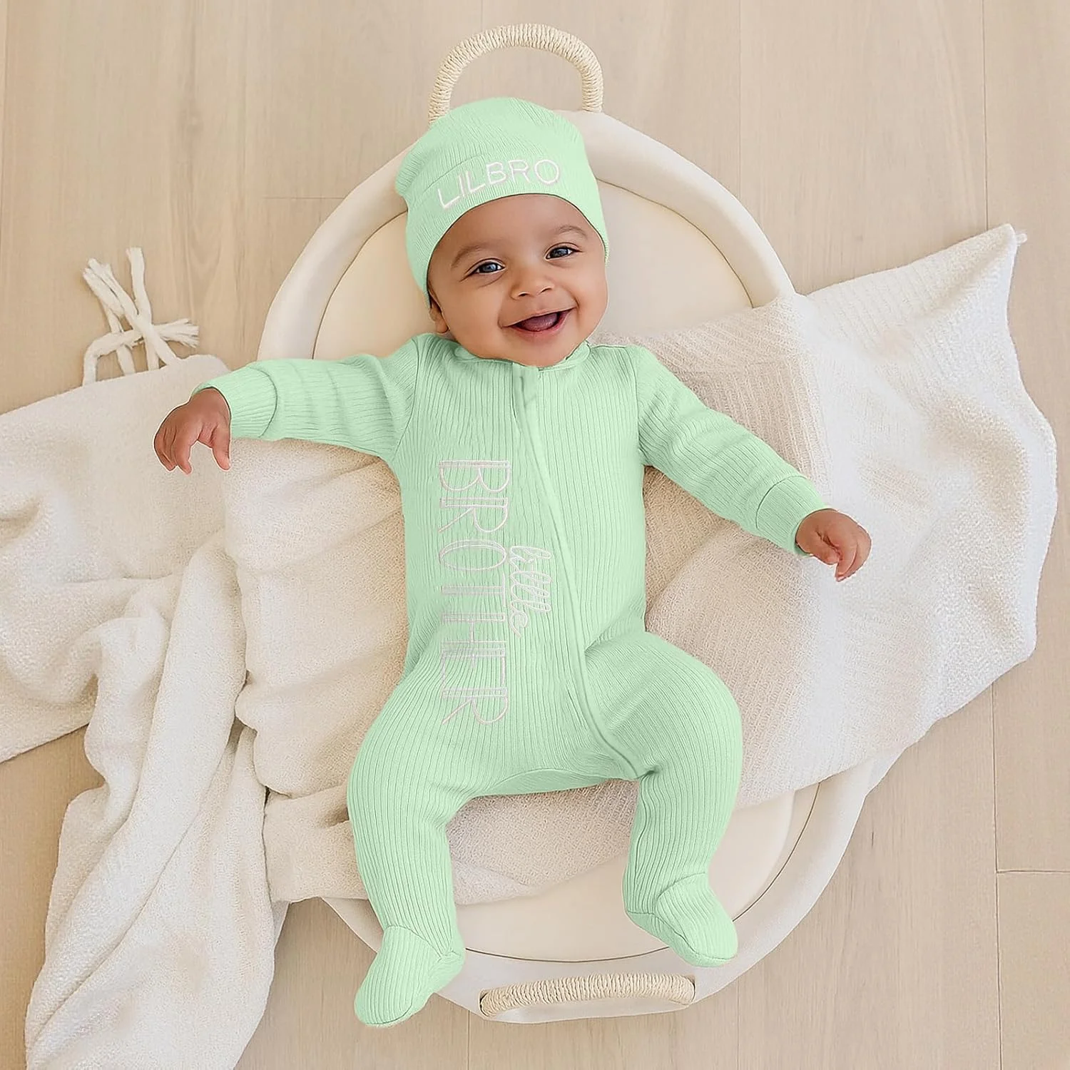 لباس های پاییزی و زمستانی نوزاد پسر، سرهمی زیپ دار با گلدوزی حروف به همراه کلاه و دستکش لباس های پاییزی و زمستانی نوزاد پسر، سرهمی زیپ دار با گلدوزی حروف به همراه کلاه و دستکش